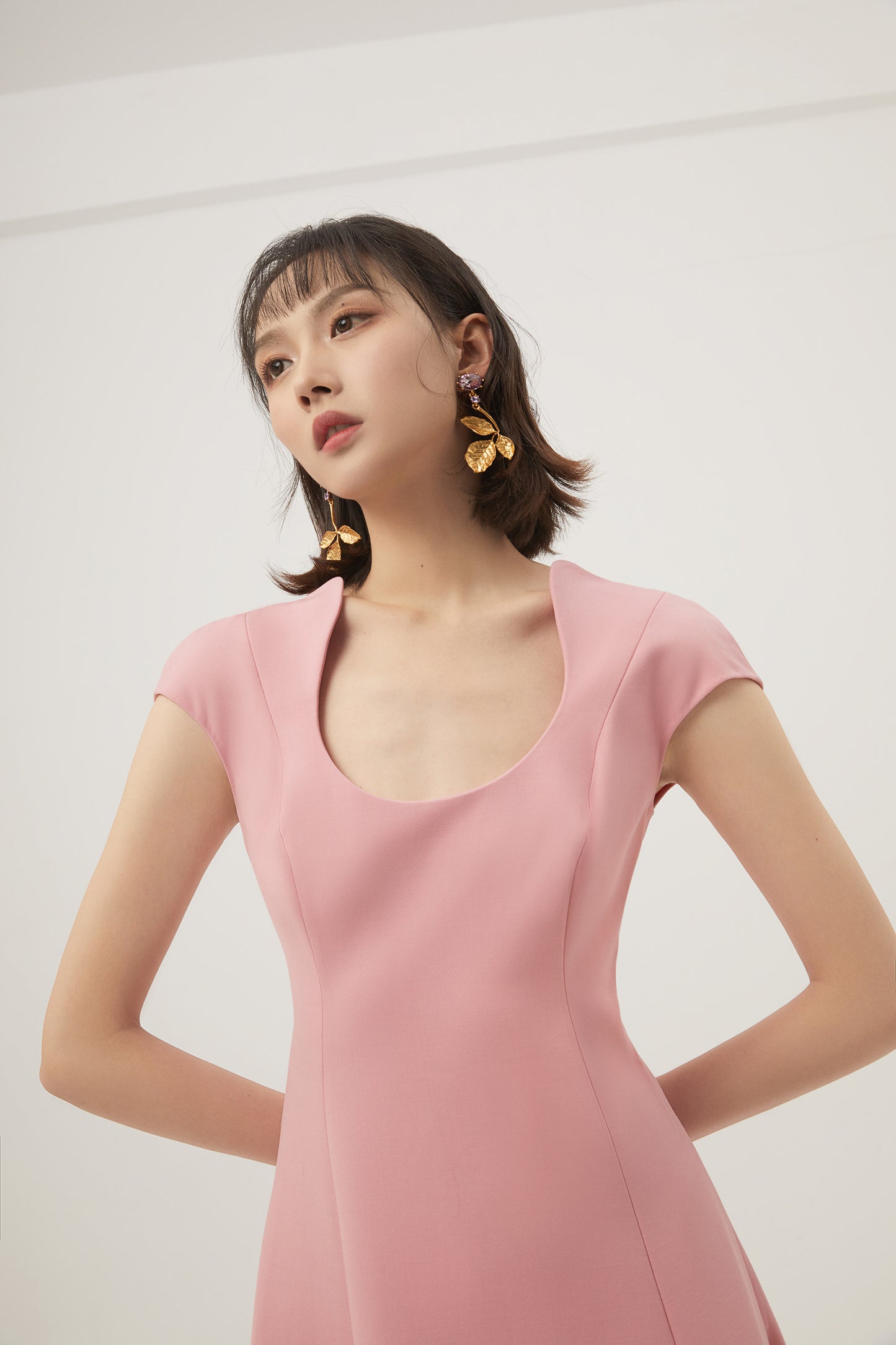 SCOOP NECK DRESS W/ CAP SLV