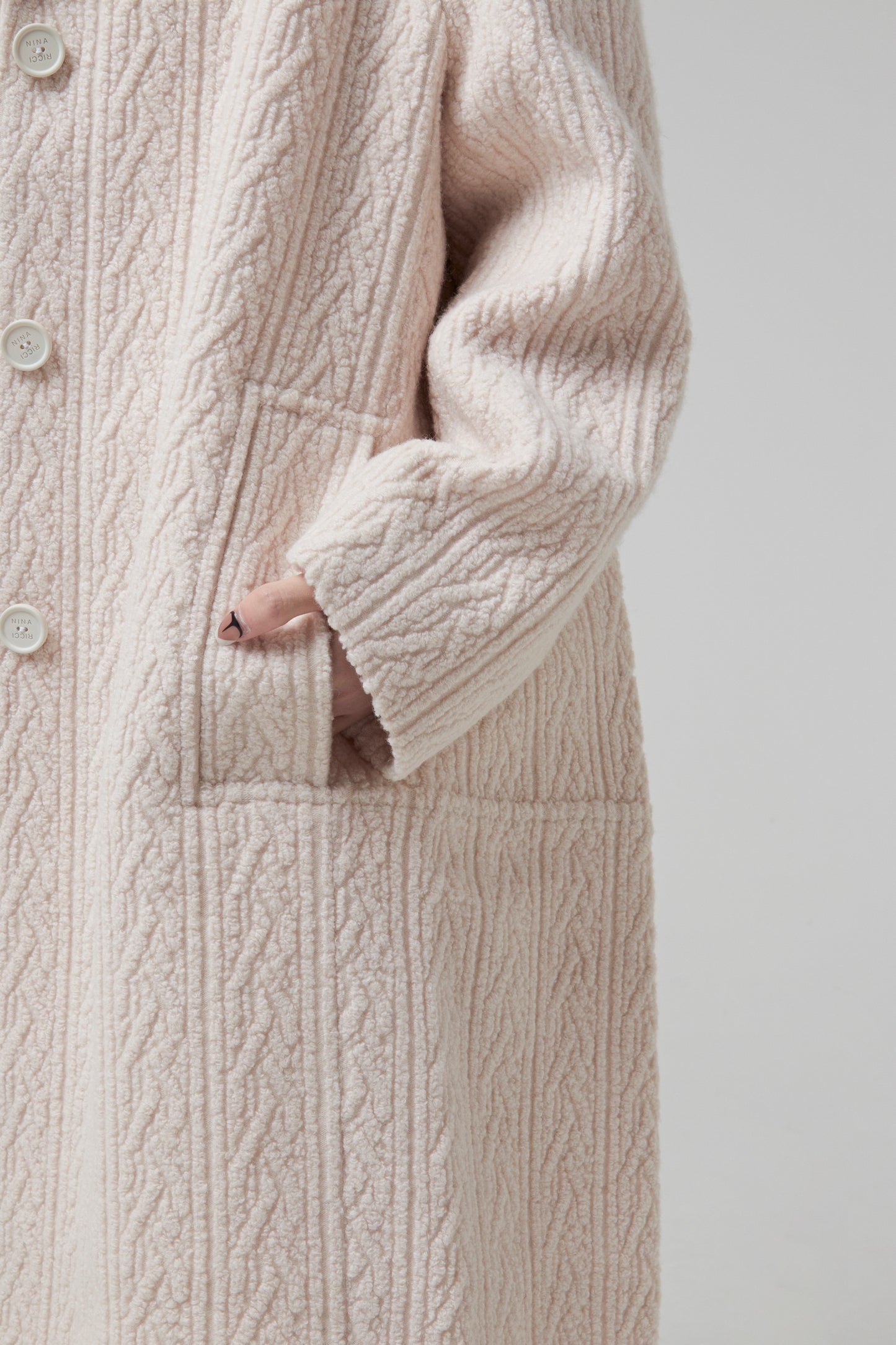 ECRU JACQUARD JERSEY COCOON COAT. BUTTONED ON THE FRONT. FULLY LINED