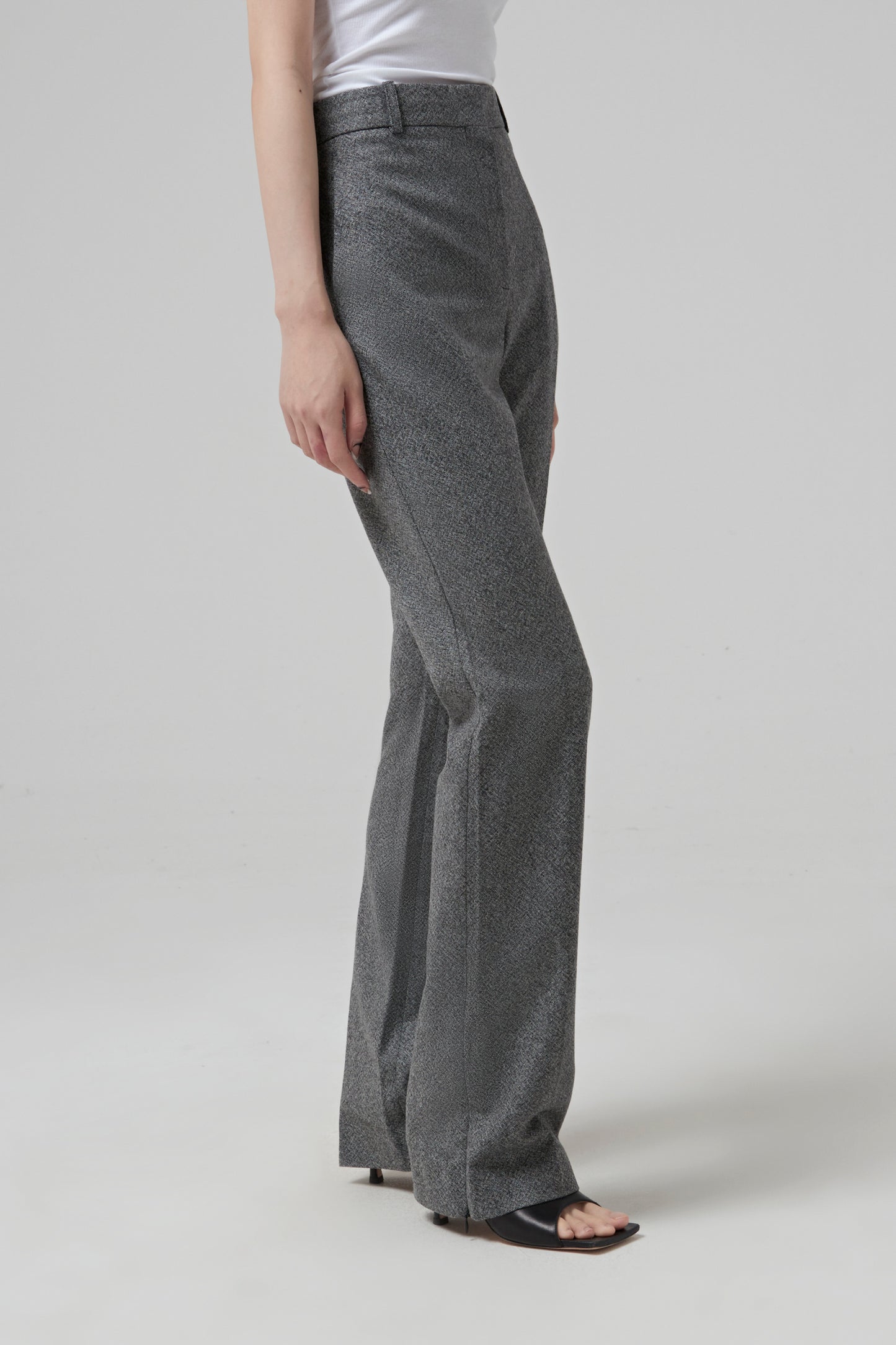 WOOL STRAIGHT PANTS. INVISIBLE ZIPPERS IN THE BOTTOM