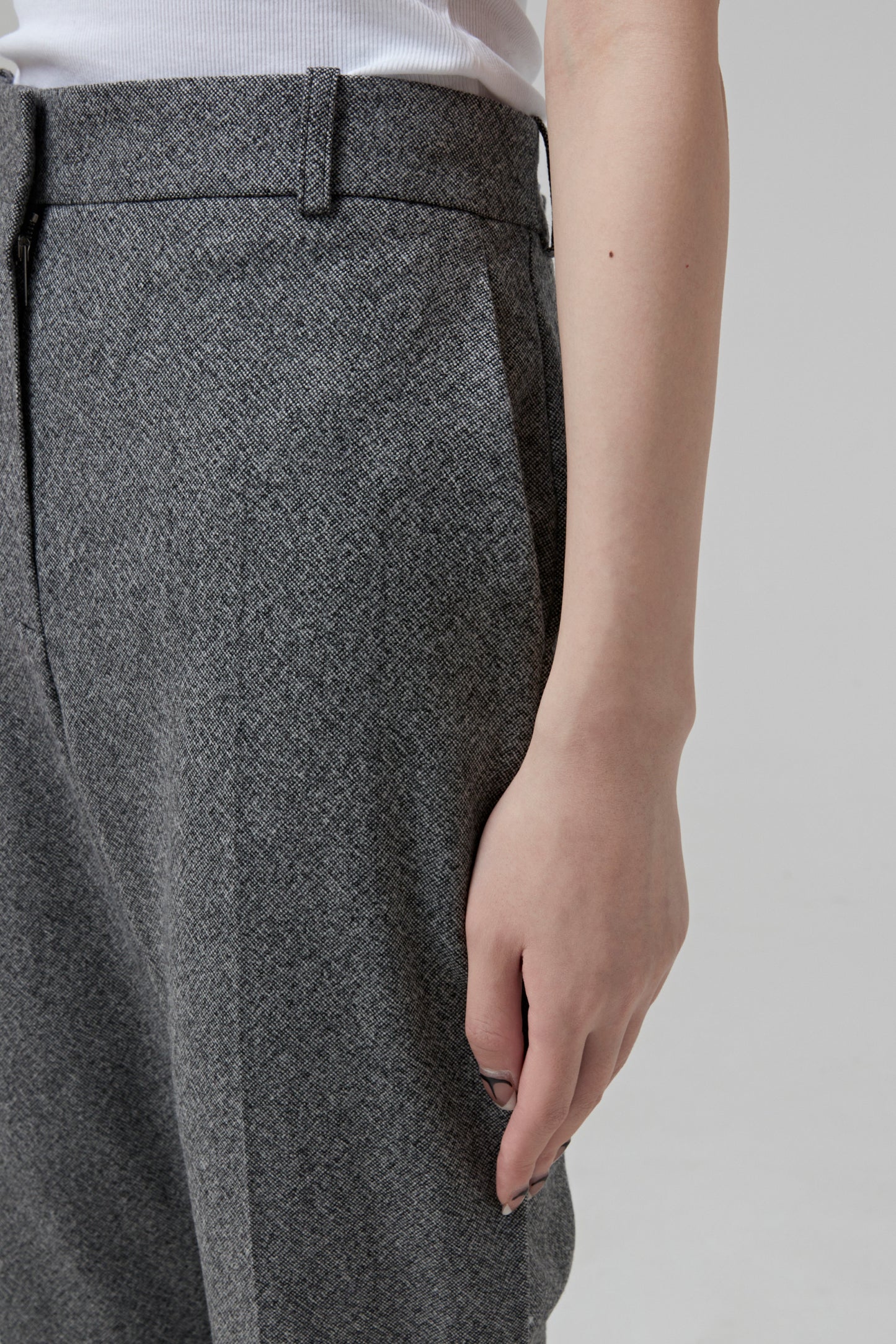 WOOL STRAIGHT PANTS. INVISIBLE ZIPPERS IN THE BOTTOM