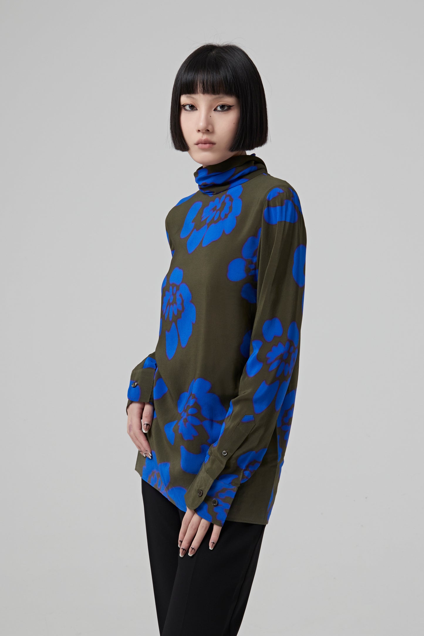 LONG SLEEVES, STAND UP COLLAR TOP IN GRADIENT BLUE FLOWERS PRINTED SILK
