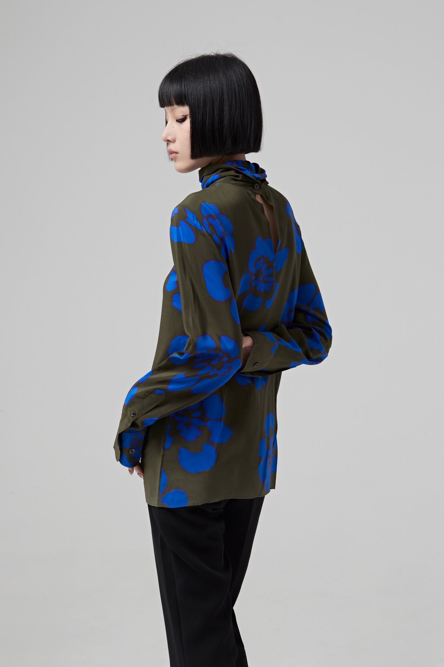 LONG SLEEVES, STAND UP COLLAR TOP IN GRADIENT BLUE FLOWERS PRINTED SILK