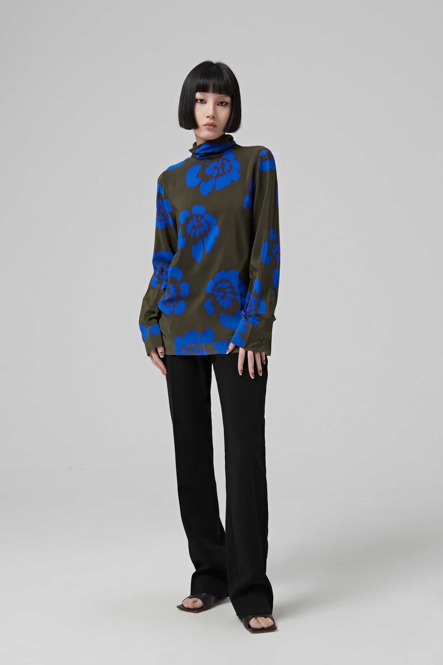LONG SLEEVES, STAND UP COLLAR TOP IN GRADIENT BLUE FLOWERS PRINTED SILK