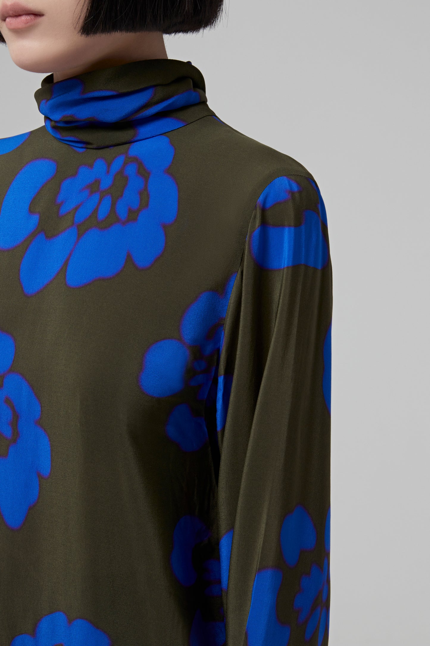 LONG SLEEVES, STAND UP COLLAR TOP IN GRADIENT BLUE FLOWERS PRINTED SILK
