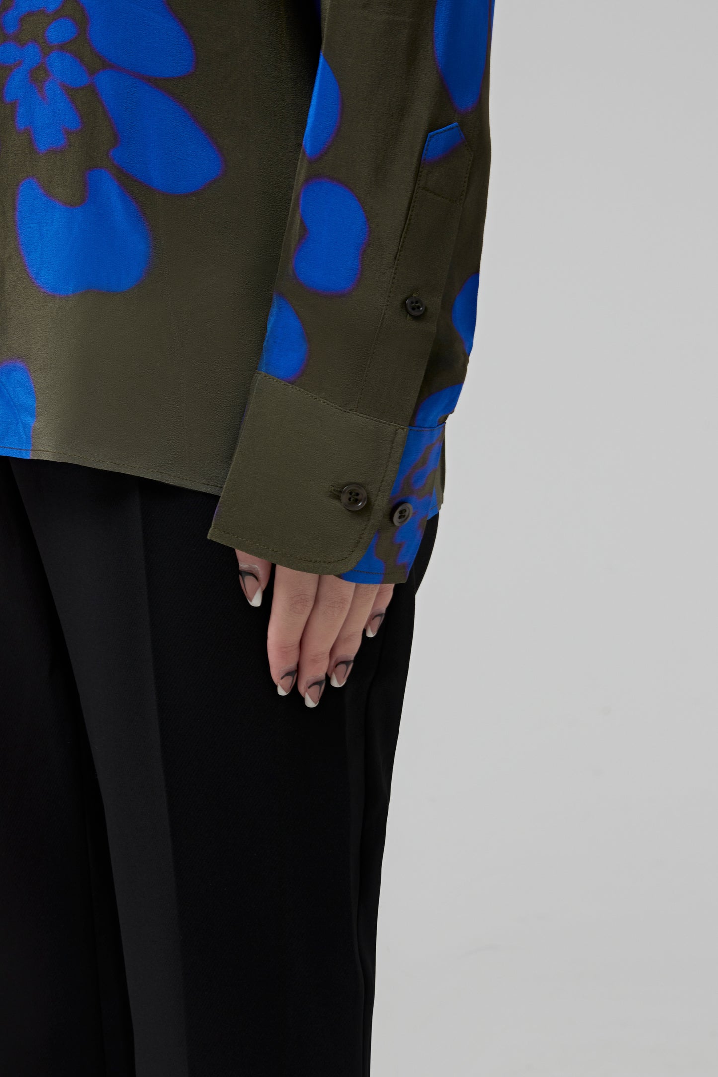 LONG SLEEVES, STAND UP COLLAR TOP IN GRADIENT BLUE FLOWERS PRINTED SILK