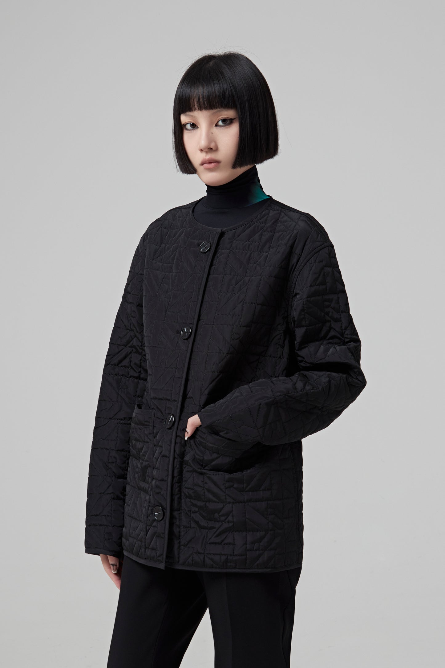BOXY QUILTED JACKET WITH LOGO NR ALL OVER. NO COLLAR AND 2 PATCHED POCKETS