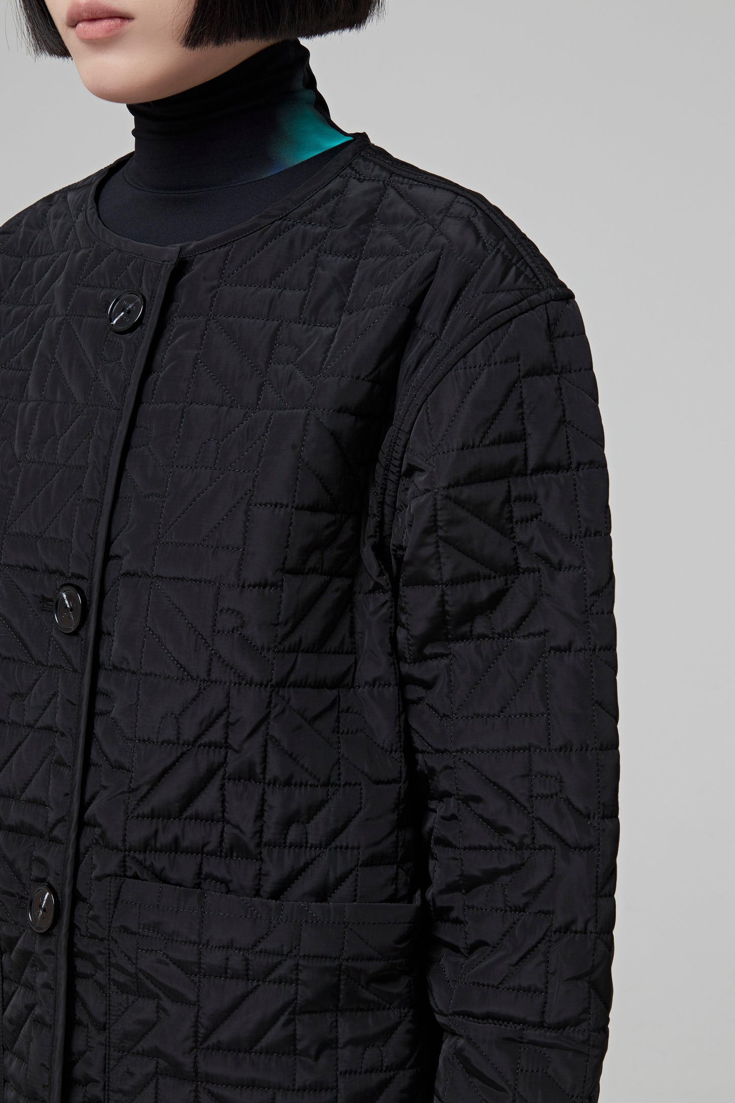 BOXY QUILTED JACKET WITH LOGO NR ALL OVER. NO COLLAR AND 2 PATCHED POCKETS