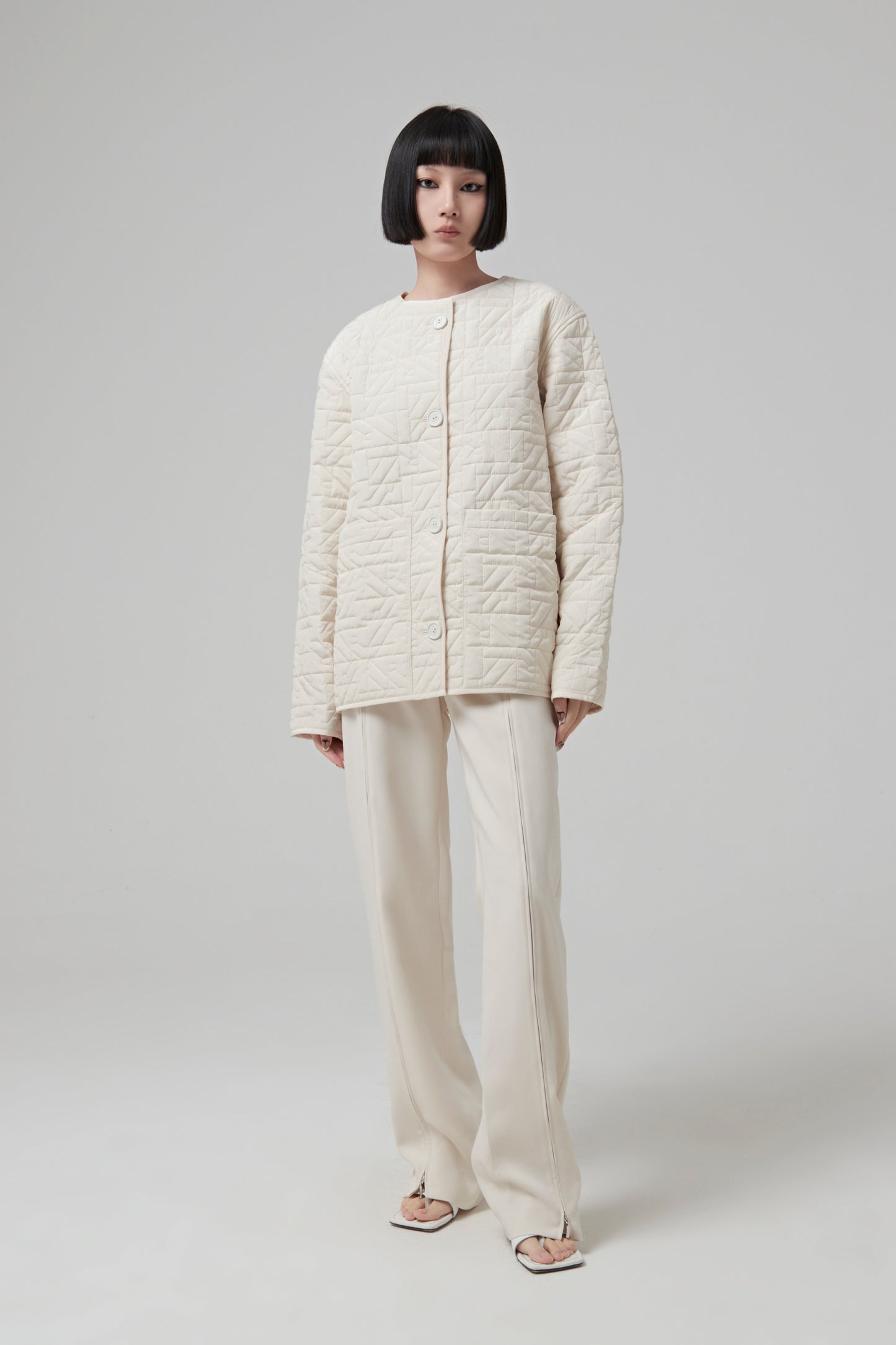 BOXY QUILTED JACKET WITH LOGO NR ALL OVER. NO COLLAR AND 2 PATCHED POCKETS
