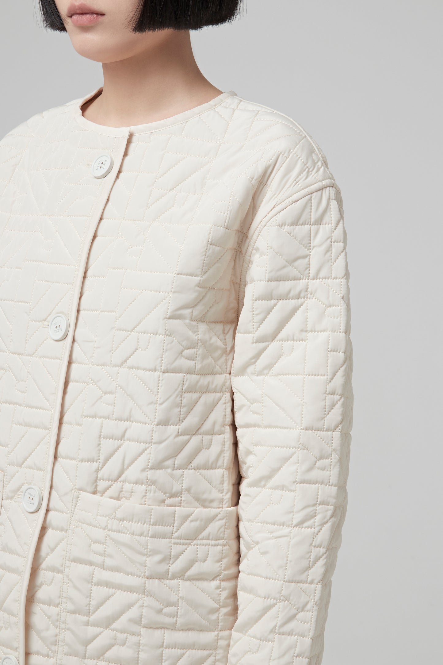 BOXY QUILTED JACKET WITH LOGO NR ALL OVER. NO COLLAR AND 2 PATCHED POCKETS