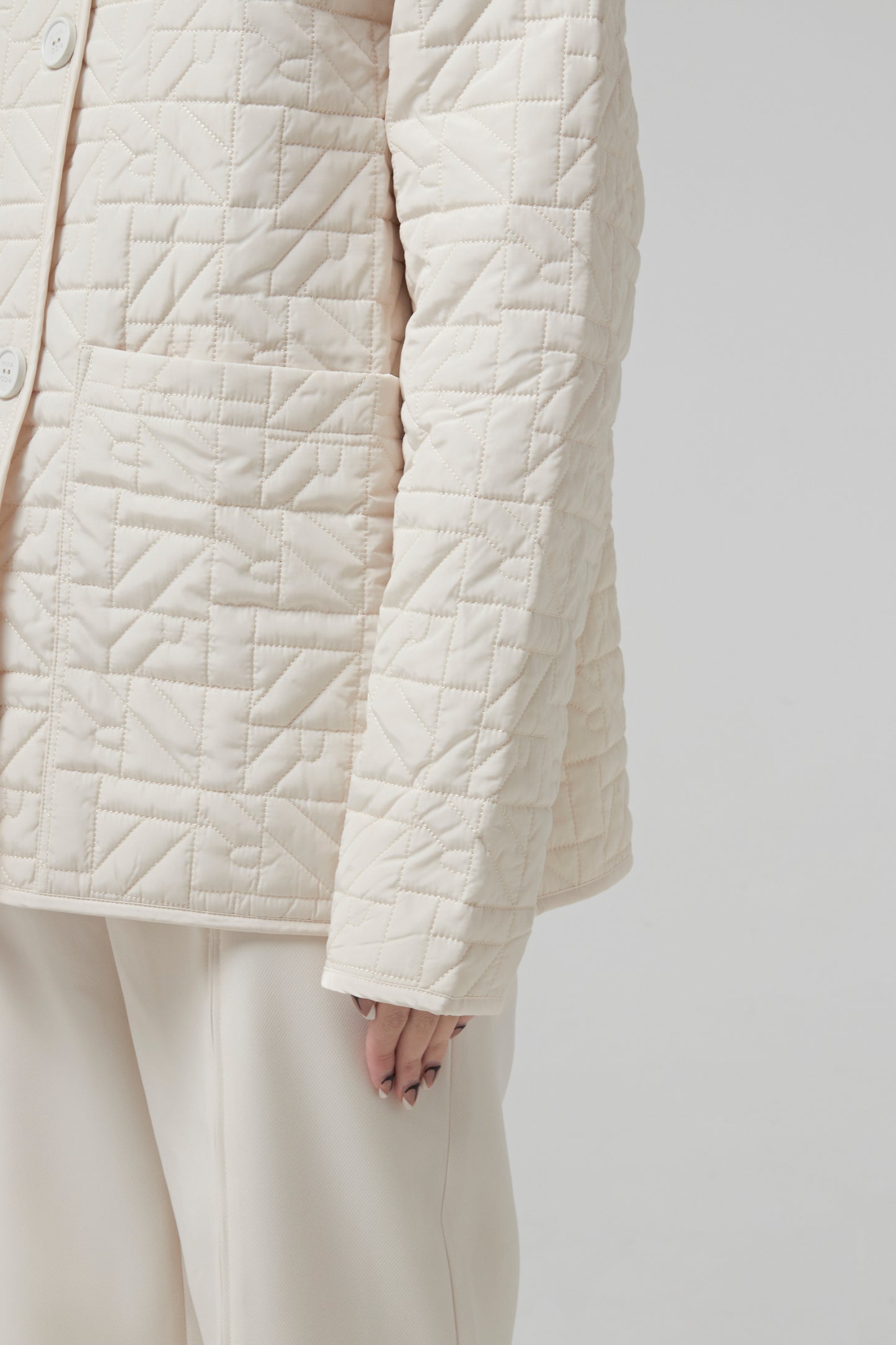 BOXY QUILTED JACKET WITH LOGO NR ALL OVER. NO COLLAR AND 2 PATCHED POCKETS