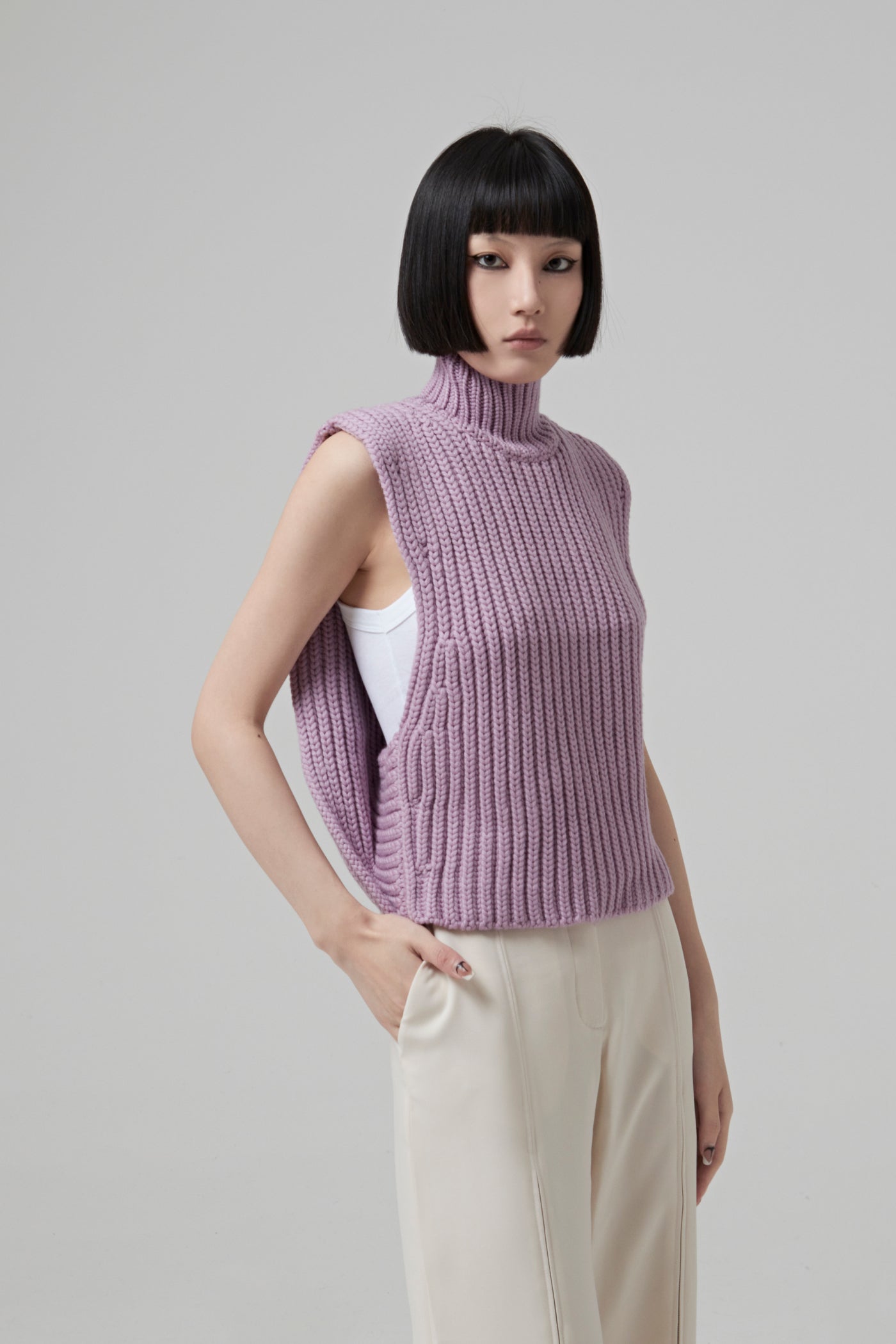 SLEEVELESS TURTLENECK WOOL SWEATER