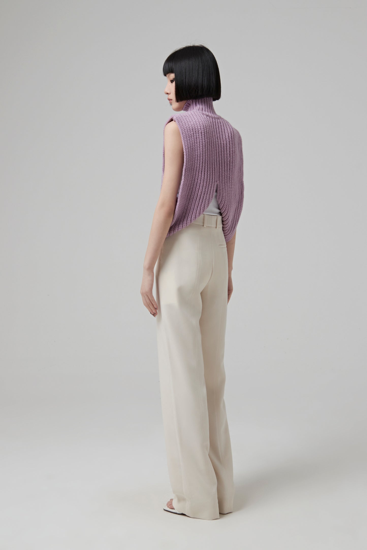 SLEEVELESS TURTLENECK WOOL SWEATER