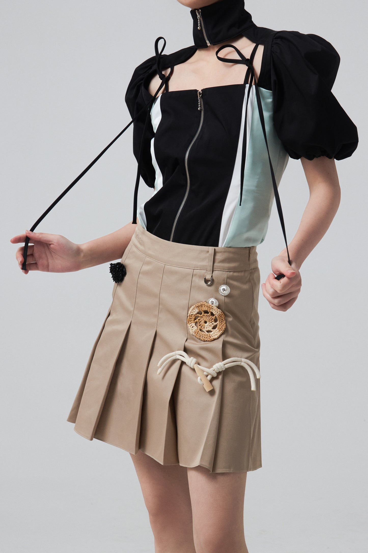 PUFF CUT OUT ZIP-UP TOP