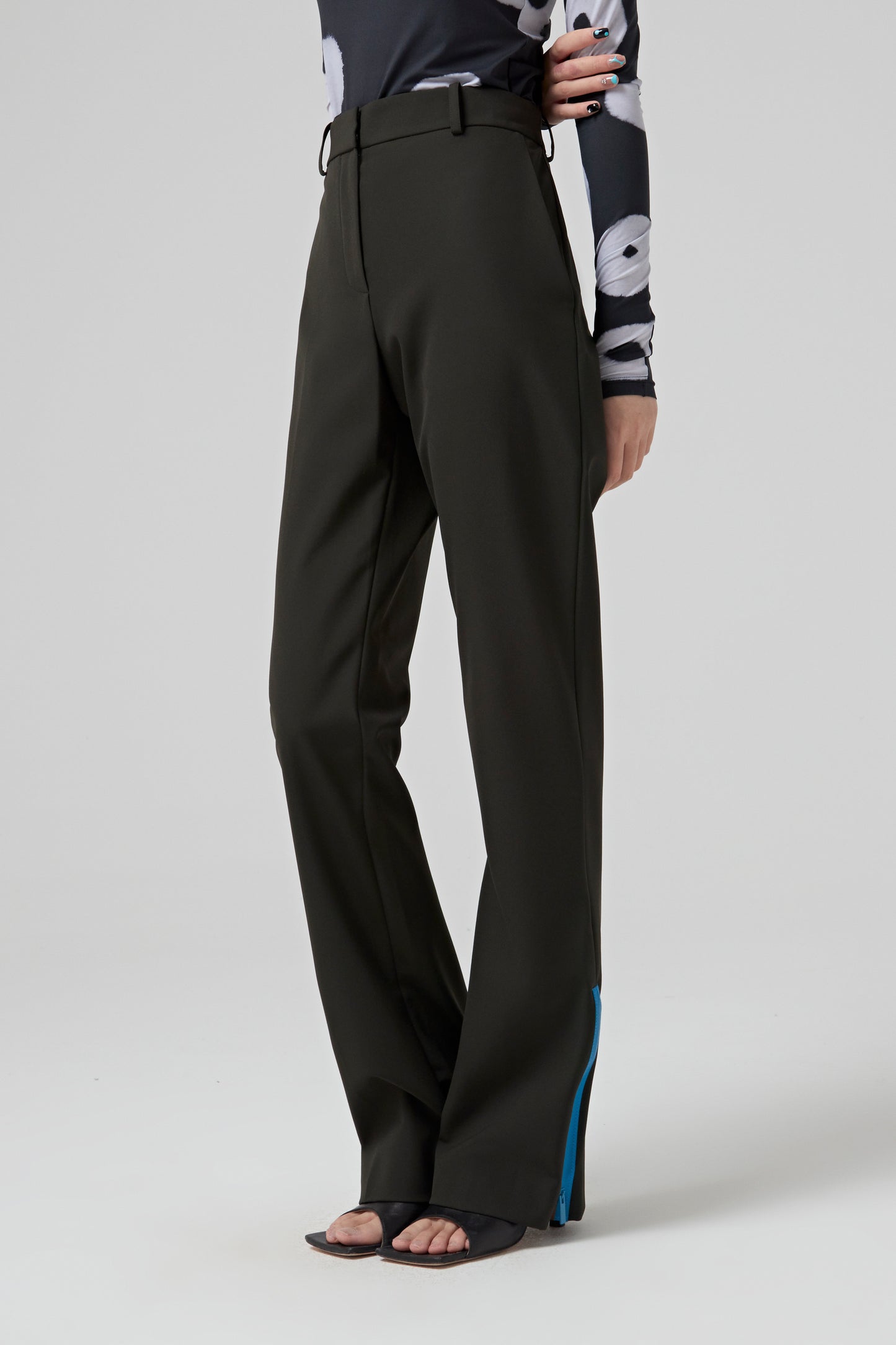 STRAIGHT PANTS WITH A ZIPPER AT THE BOTTOM OF THE LEG