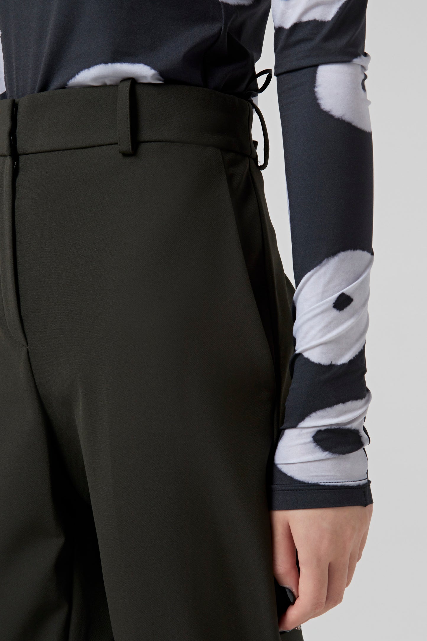 STRAIGHT PANTS WITH A ZIPPER AT THE BOTTOM OF THE LEG