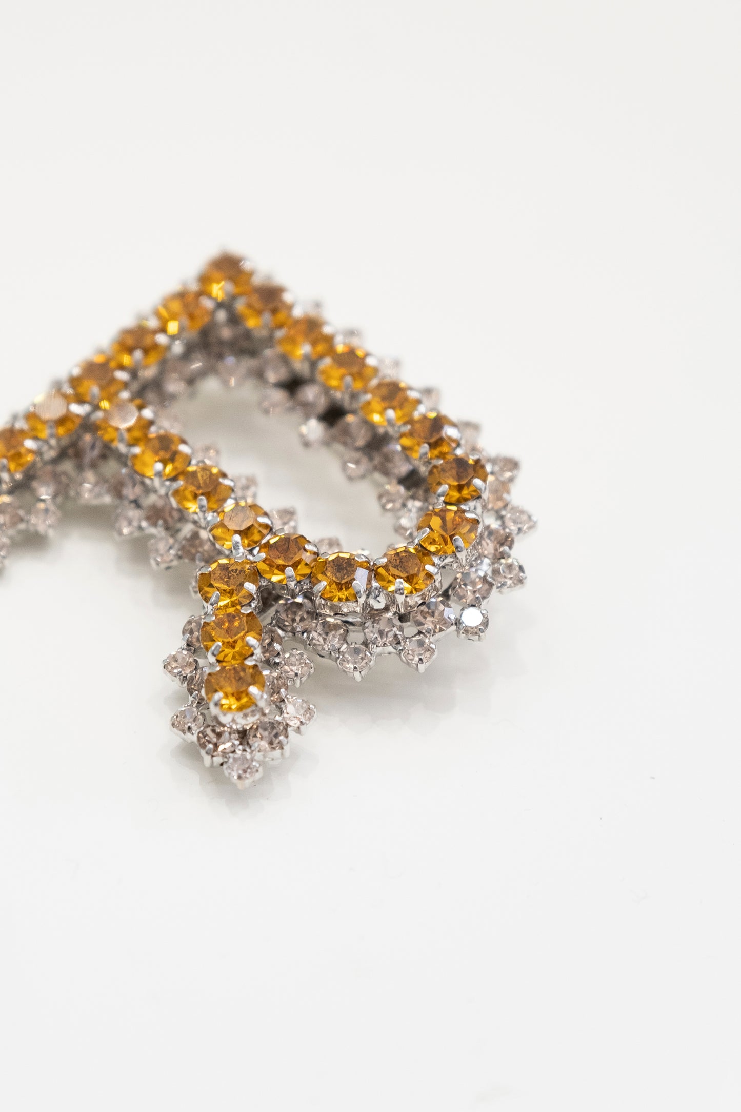 BROOCH IN CRYSTALS AND METAL