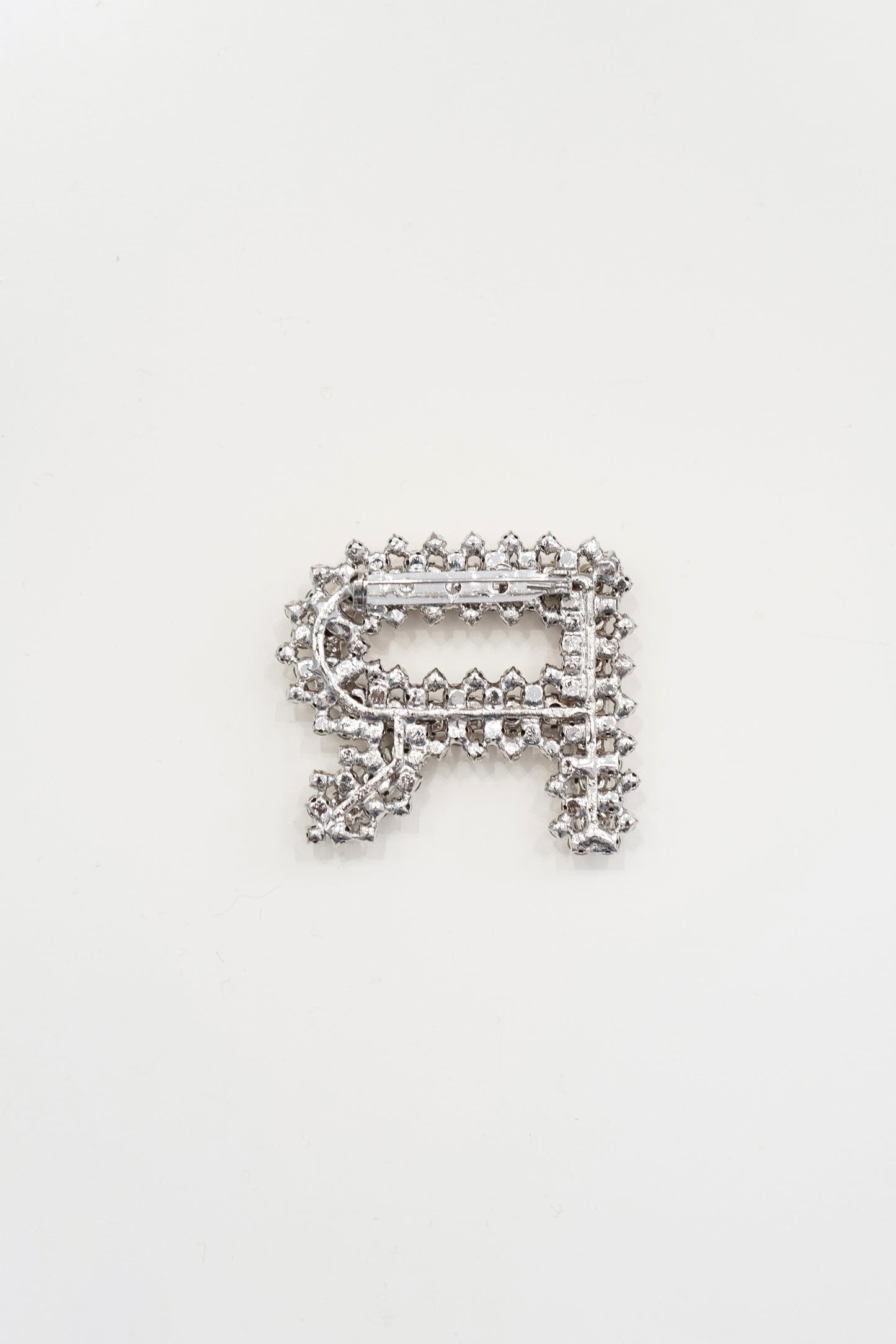 BROOCH IN CRYSTALS AND METAL
