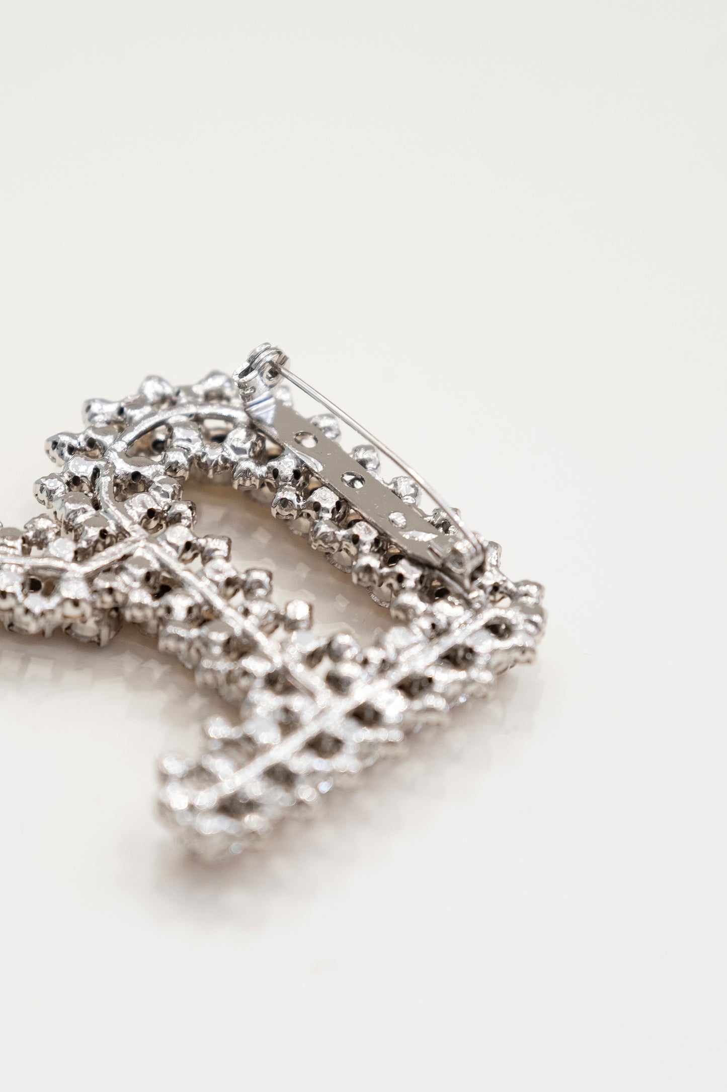 BROOCH IN CRYSTALS AND METAL
