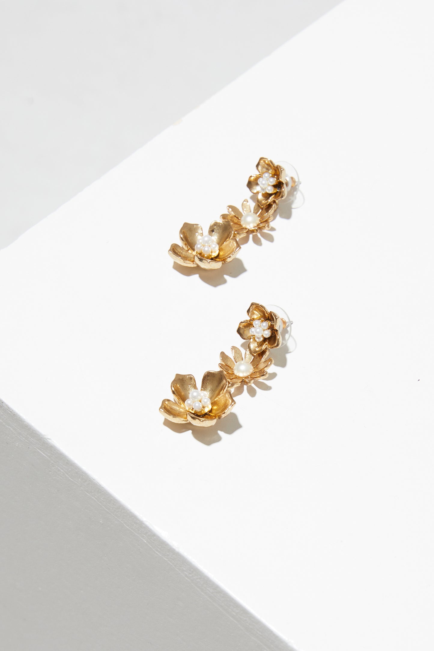 CARRYOVER DANGLING FLOWER EARRINGSING