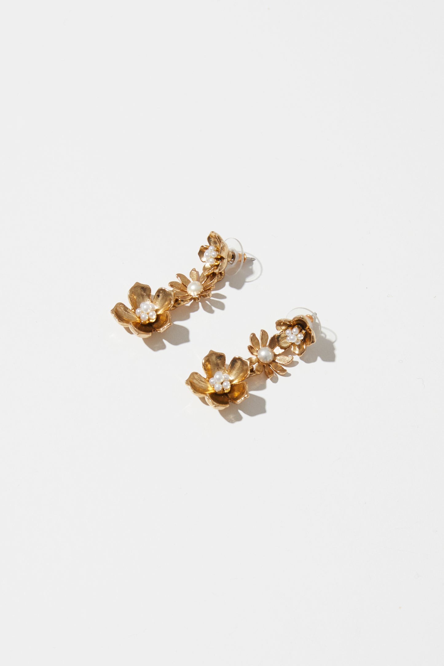 CARRYOVER DANGLING FLOWER EARRINGSING