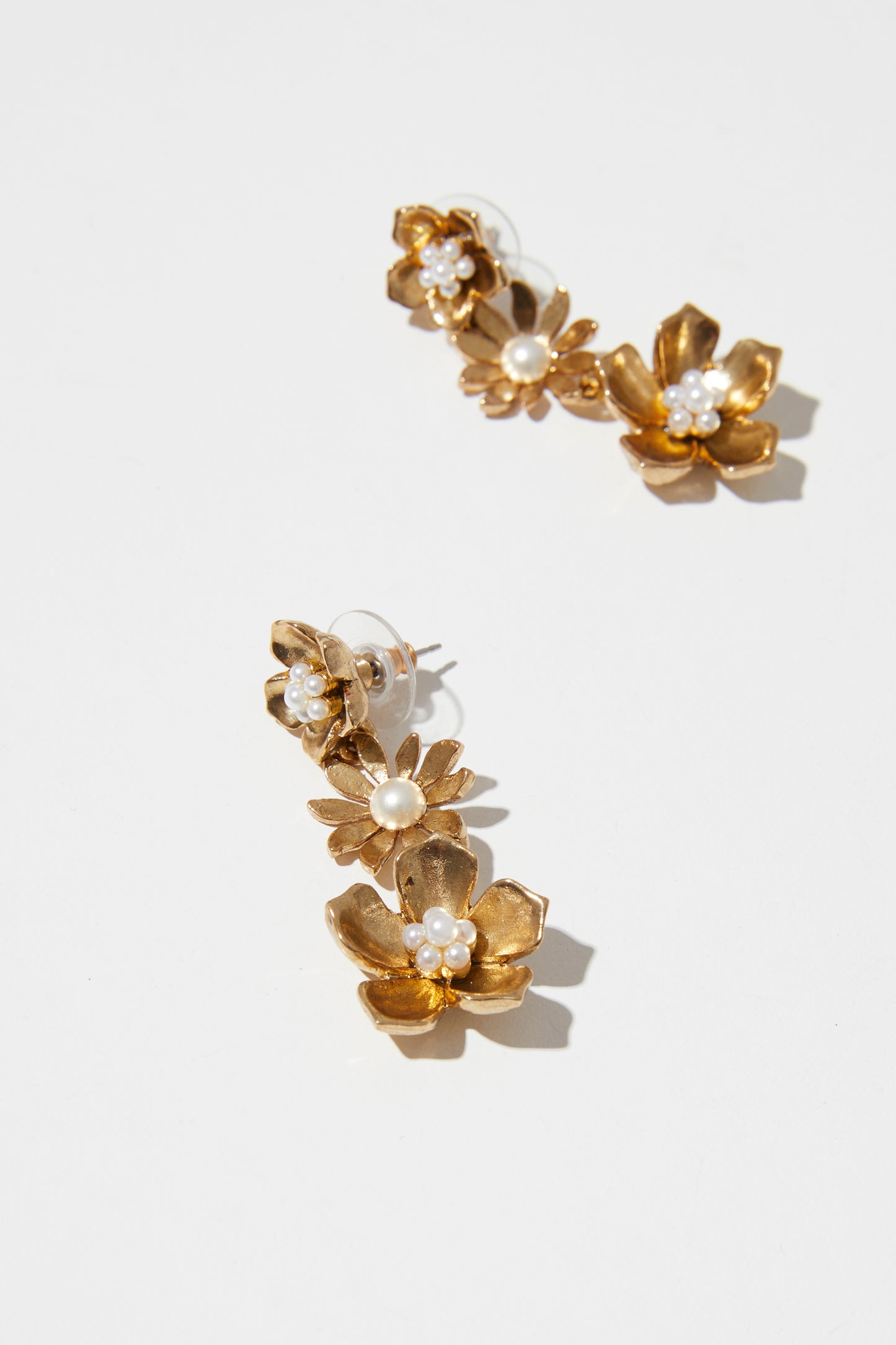 CARRYOVER DANGLING FLOWER EARRINGSING