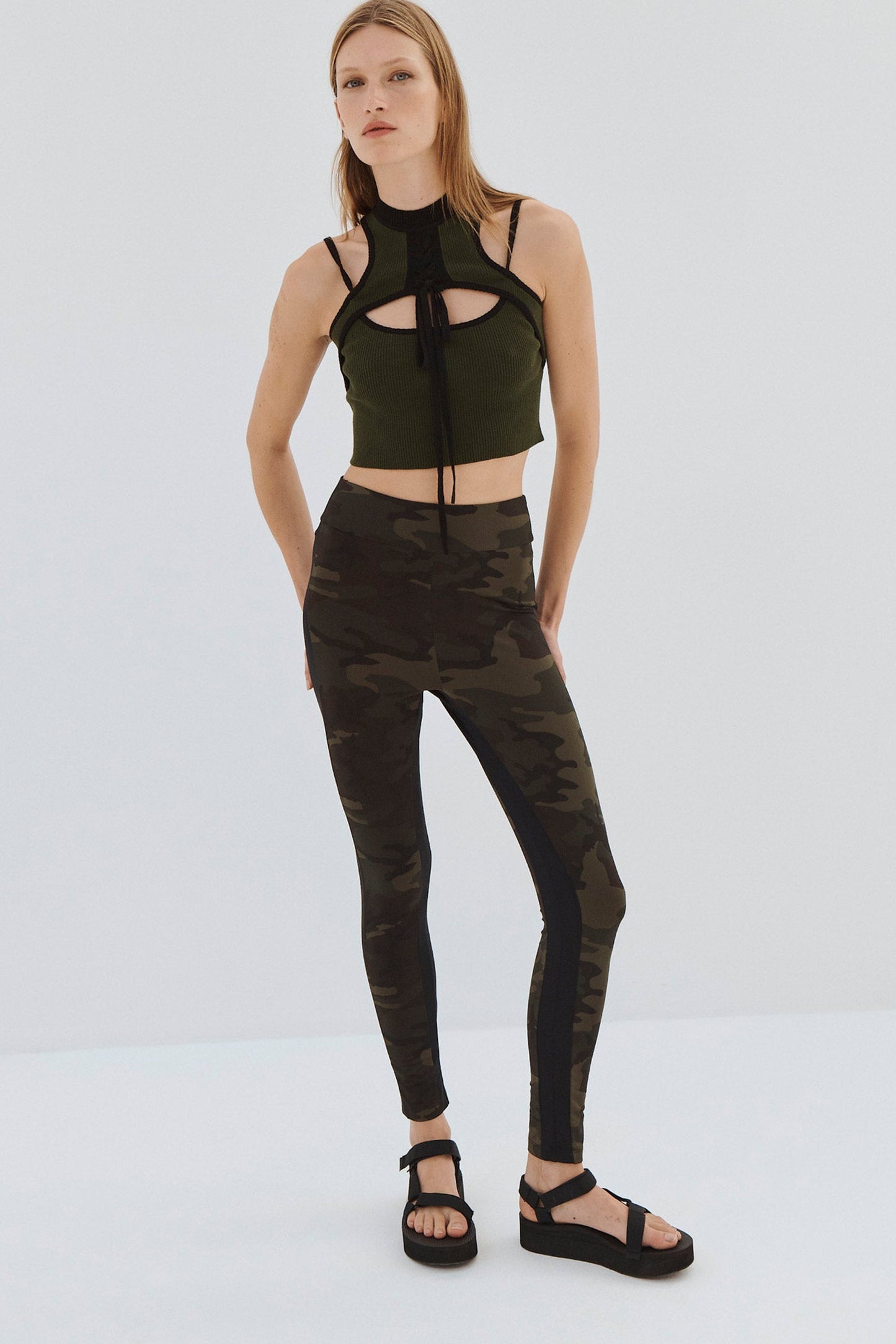 HALTER NECK KNIT TOP