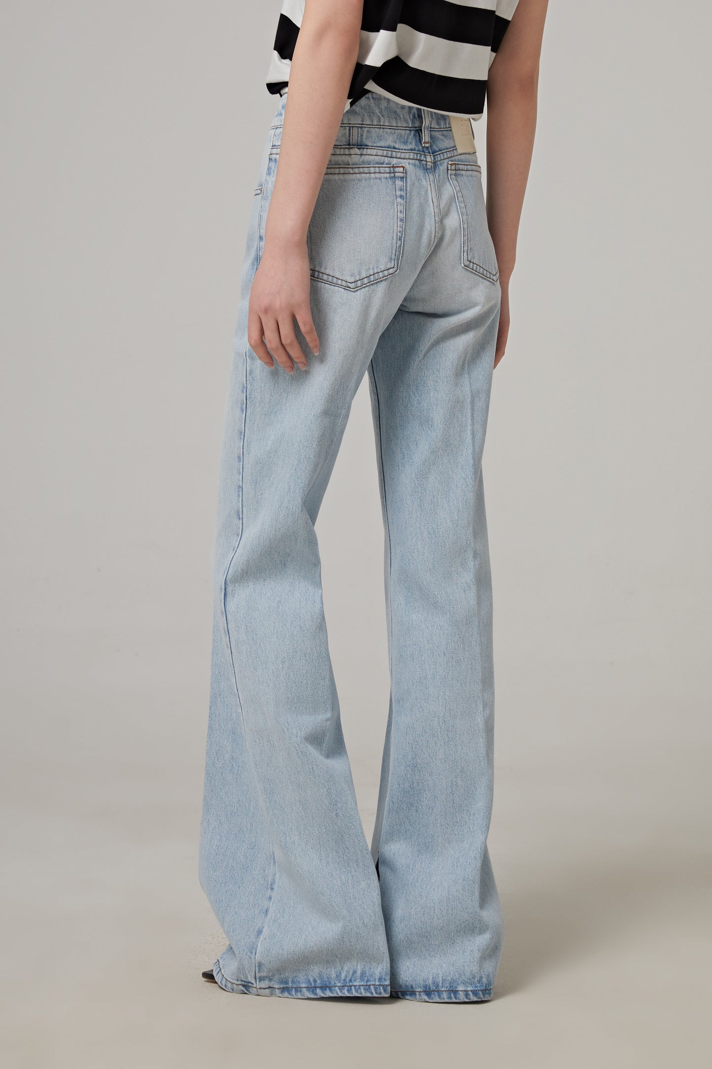 SLITTED FLARE FIT JEANS