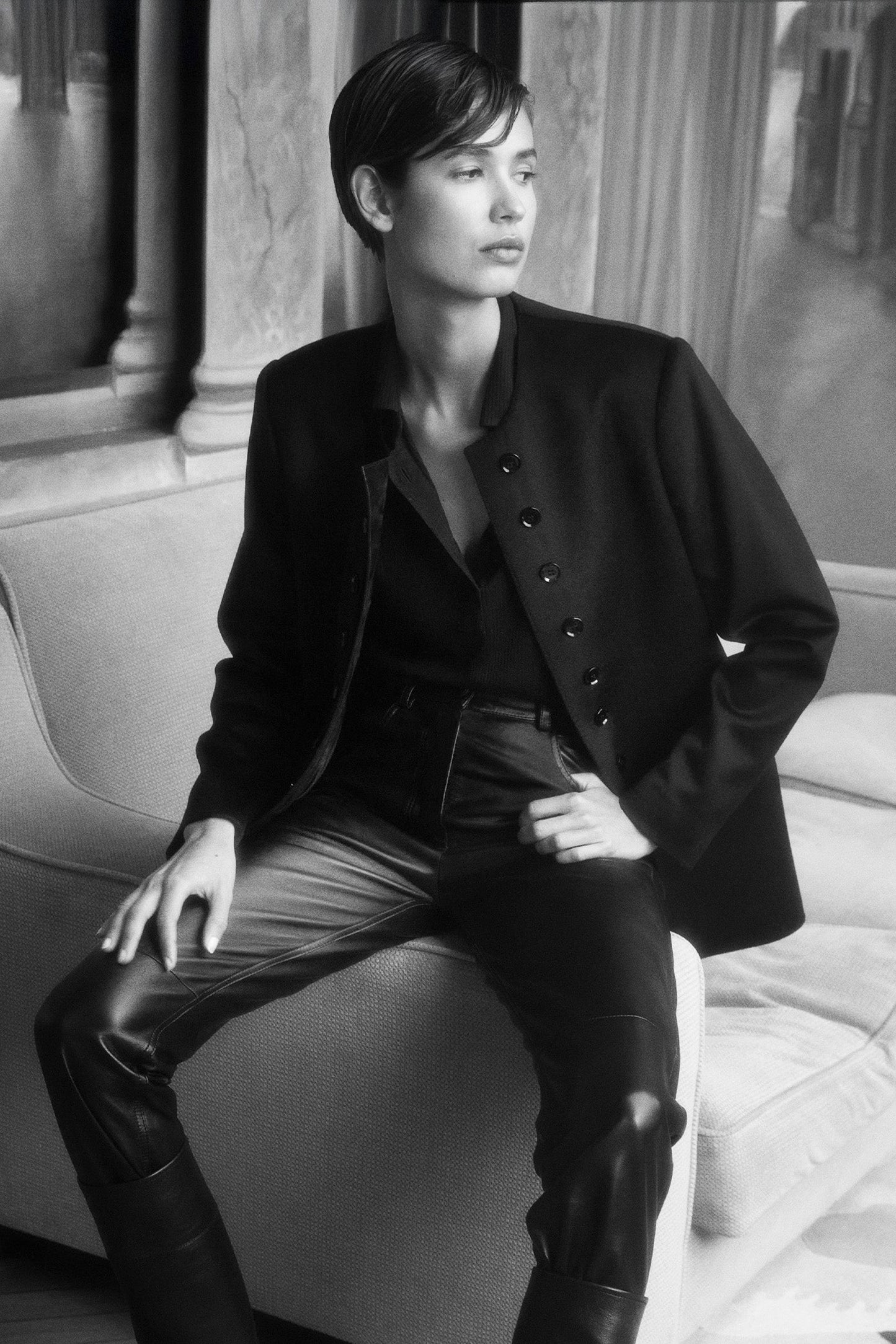 THE LARA BLAZER CASHMERE AND SUEDE BLACK
