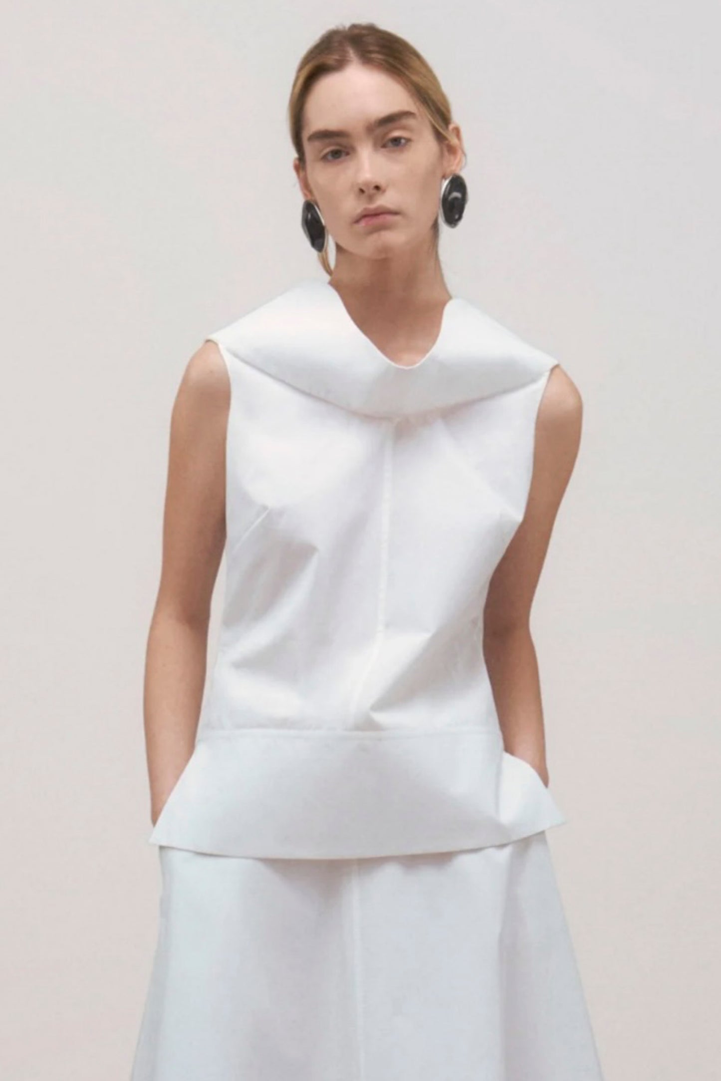 THE BOWIE SLVLESS TOP W/ STRUCTURAL DRAPED COLLAR