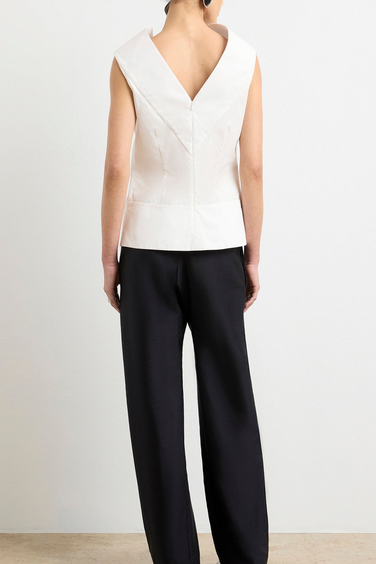 THE BOWIE SLVLESS TOP W/ STRUCTURAL DRAPED COLLAR