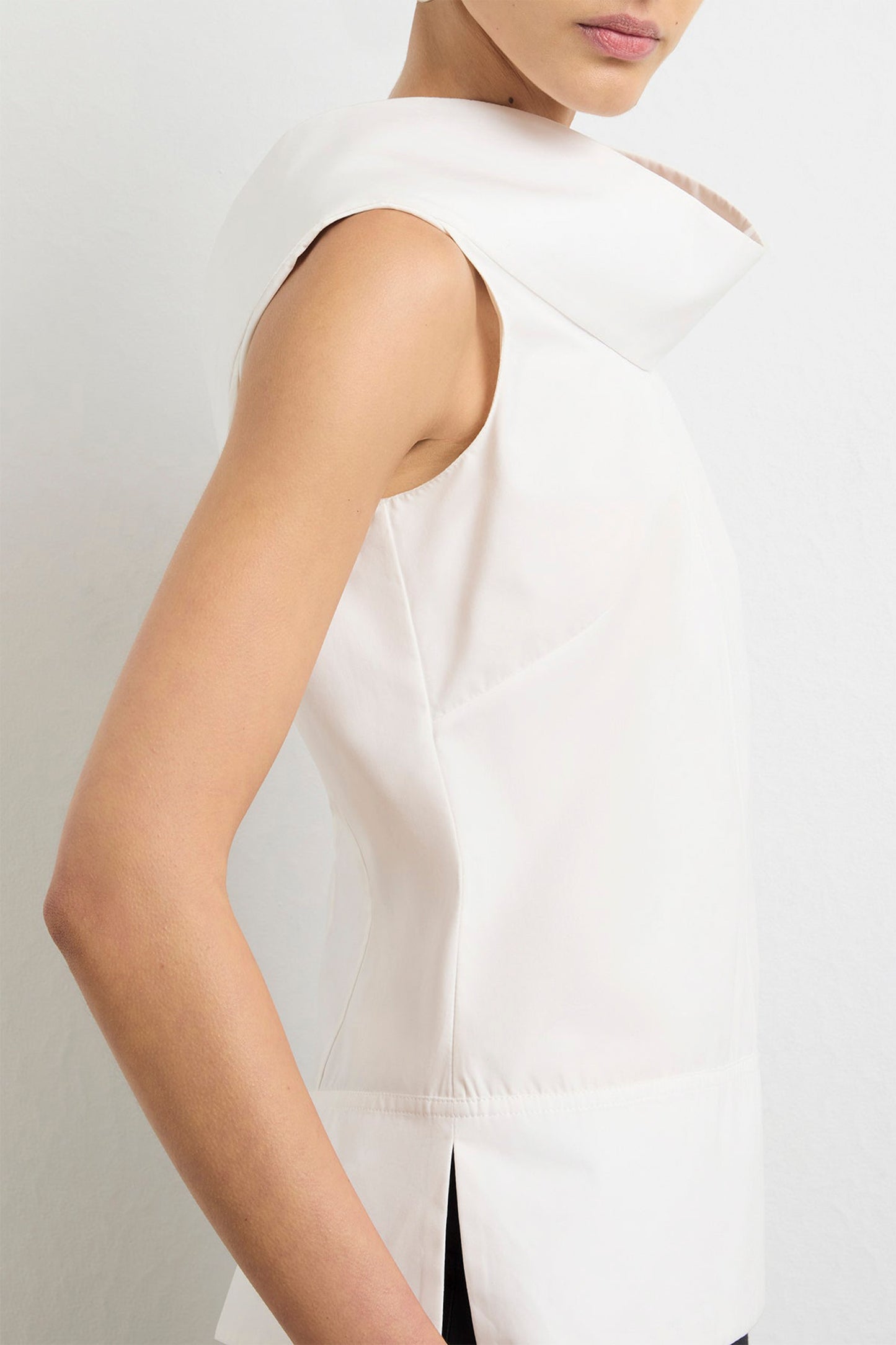 THE BOWIE SLVLESS TOP W/ STRUCTURAL DRAPED COLLAR