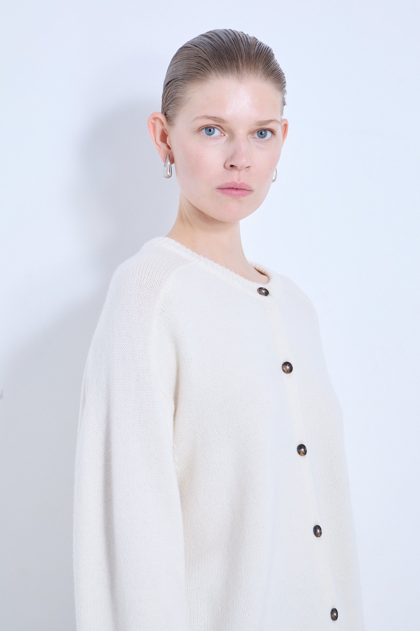 ROUND NECK CARDIGAN