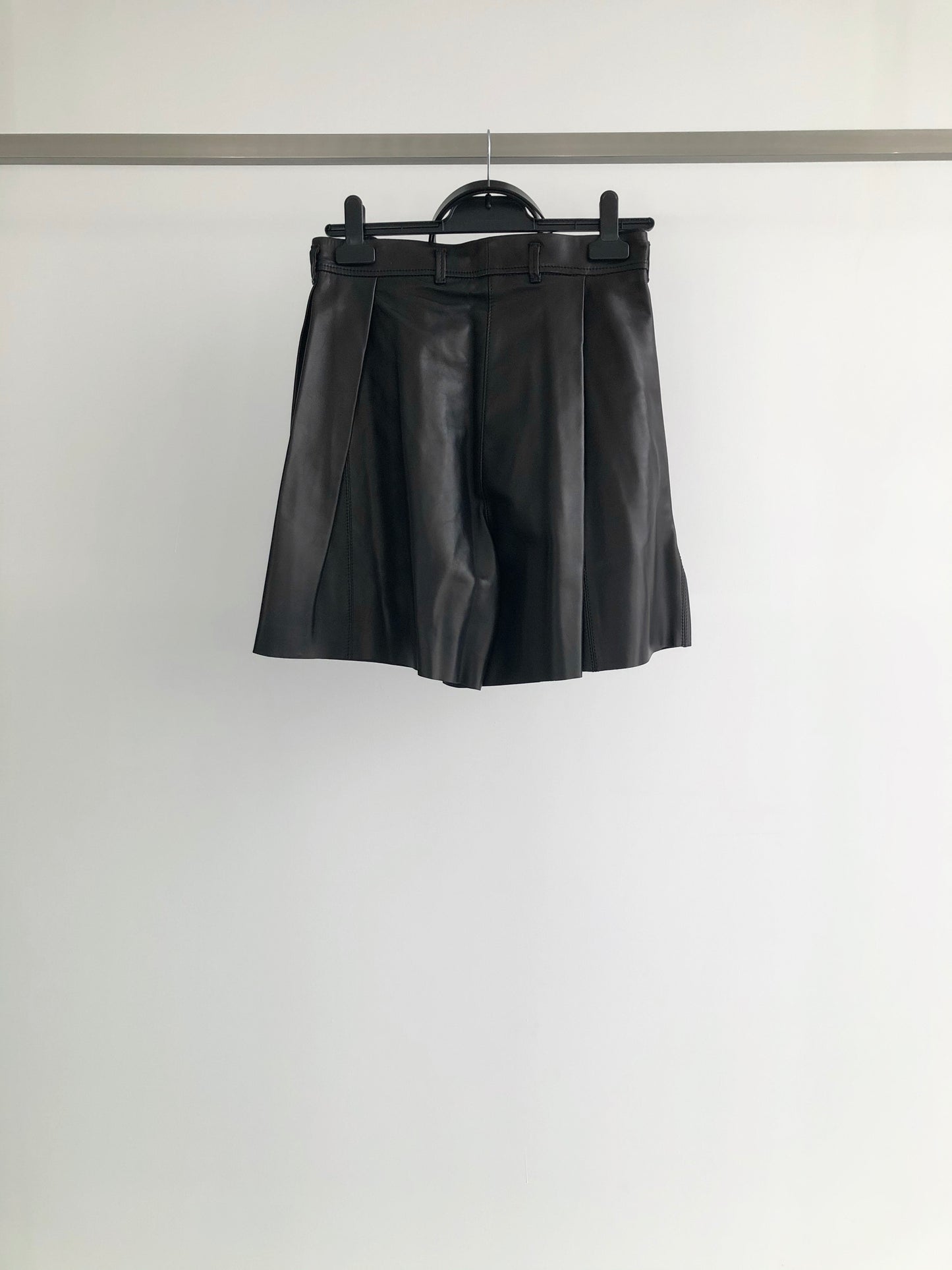 WIDE SHORT TROUSERS WITH PLEATS