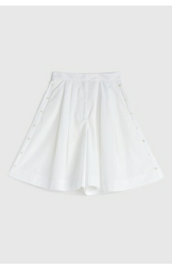 SHORT W/BOTTONS DETAILS