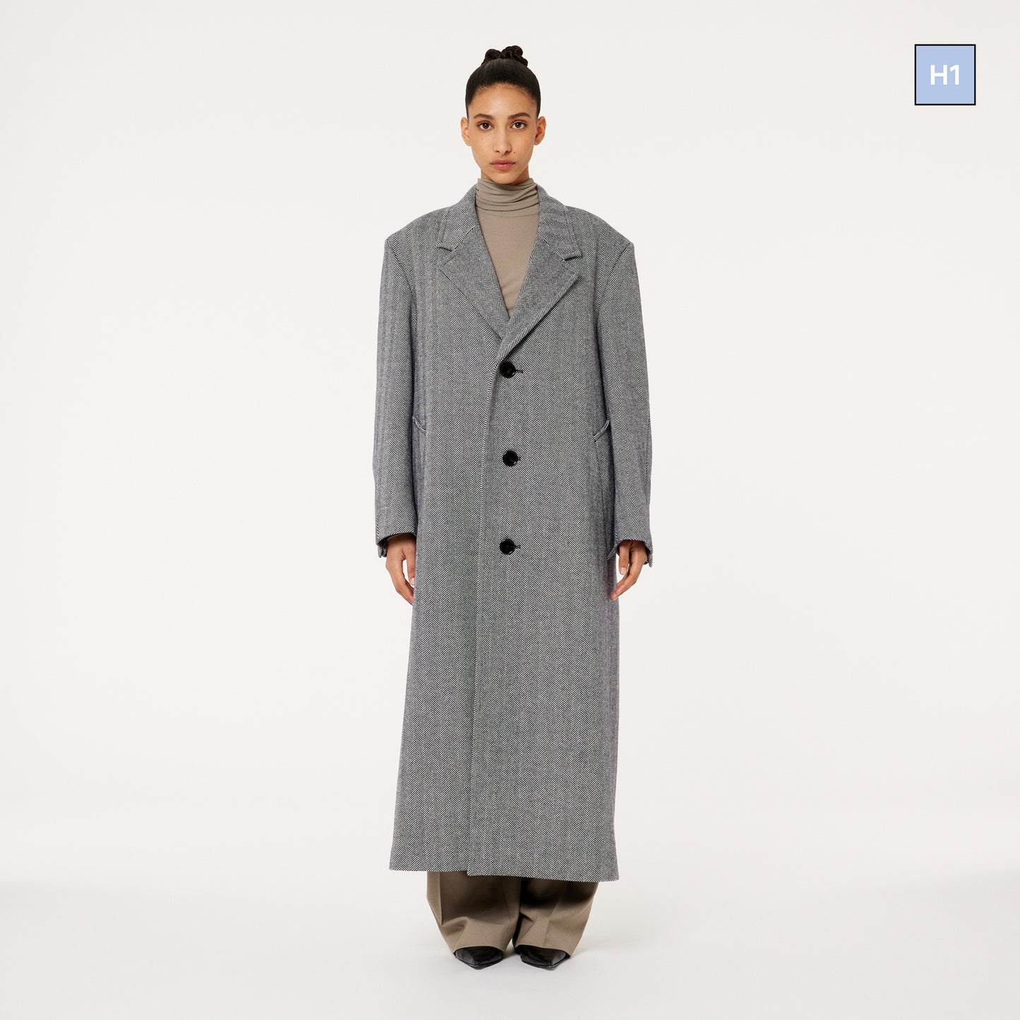 THREE BUTTONS COAT