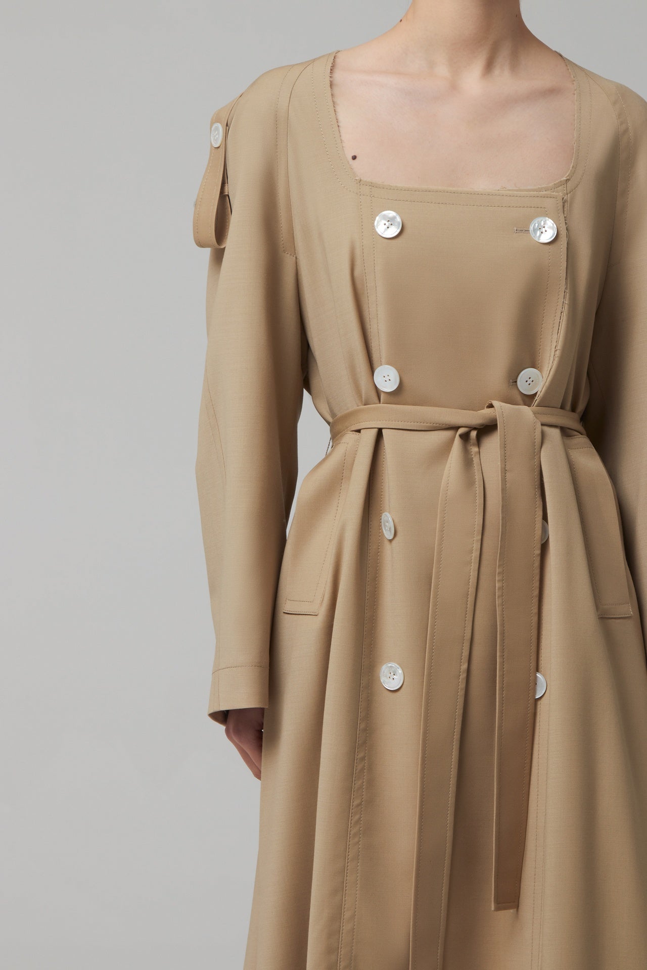 COLLARLESS SHELL BUTTON TRENCH