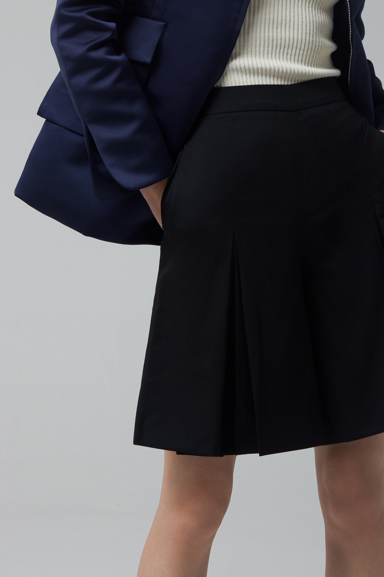 BLACK WOOL SHORTS