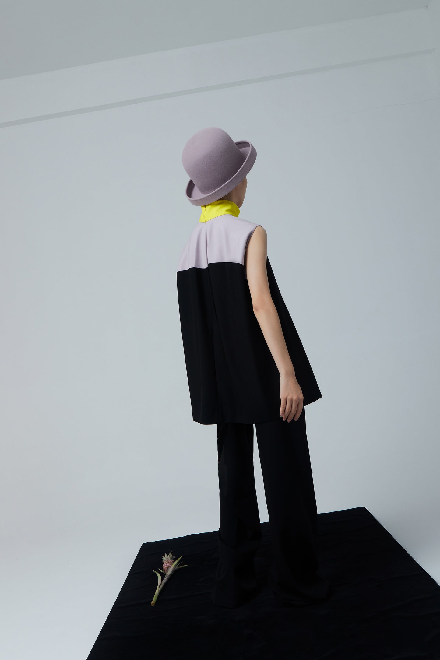 TOP SLEEVELESS