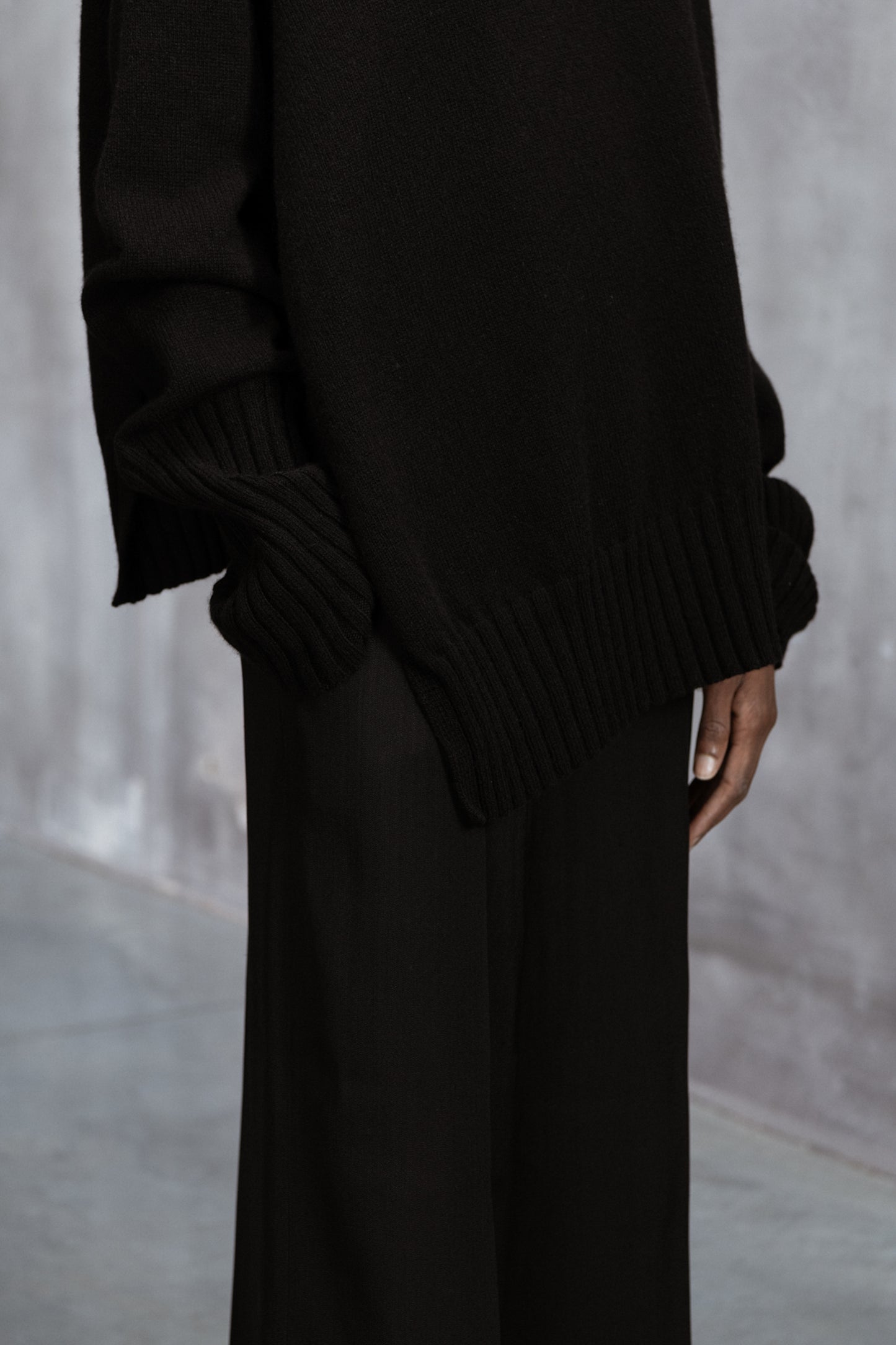 ASYMMETRIC ROUNDNECK JUMPER WITH SIDE SLITS