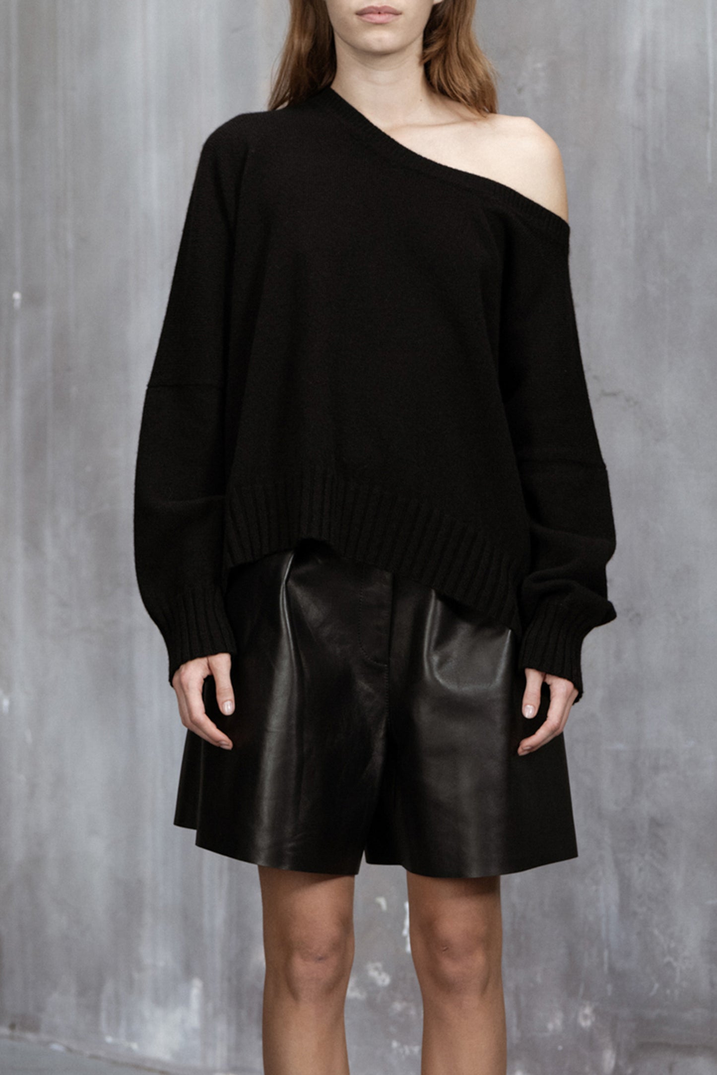 WIDE SHORT TROUSERS WITH PLEATS