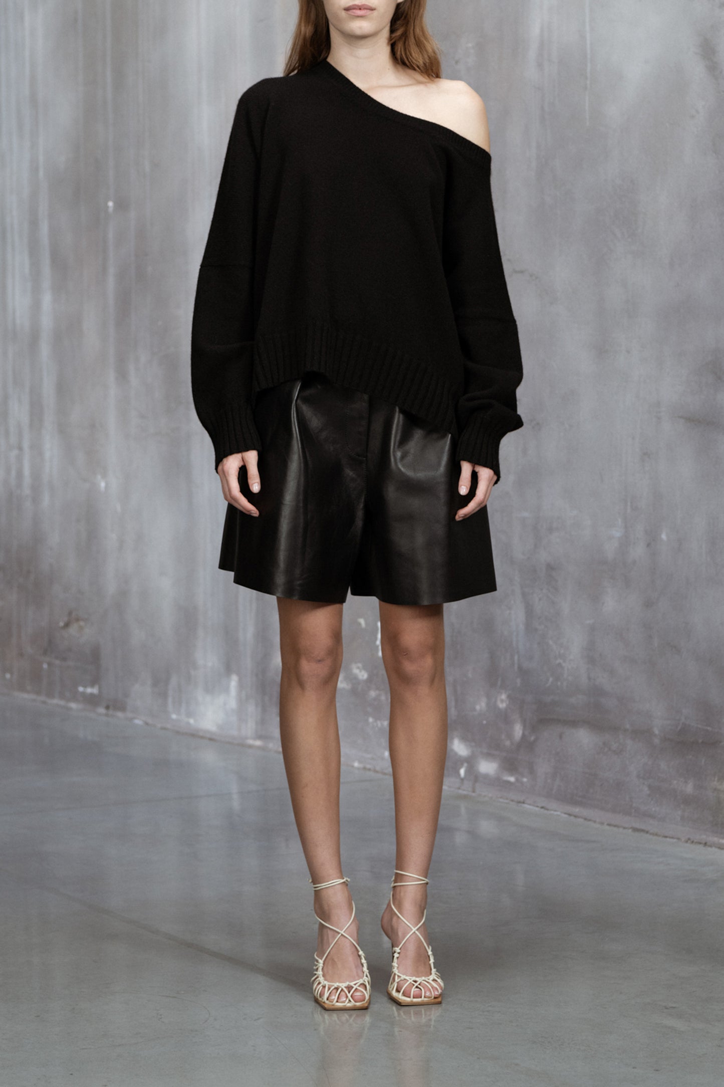 WIDE SHORT TROUSERS WITH PLEATS