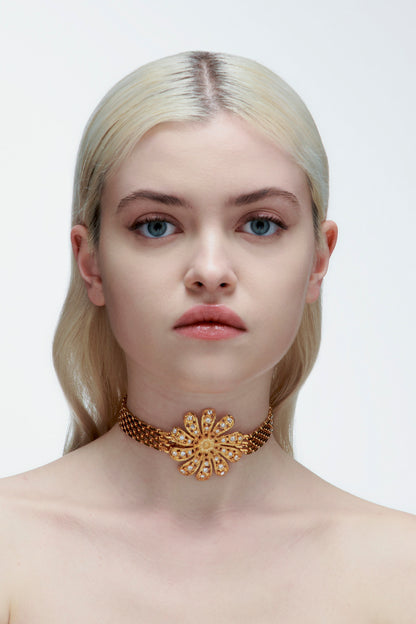 CHAIN BELT WITH DAISY EMBELLISHMENT