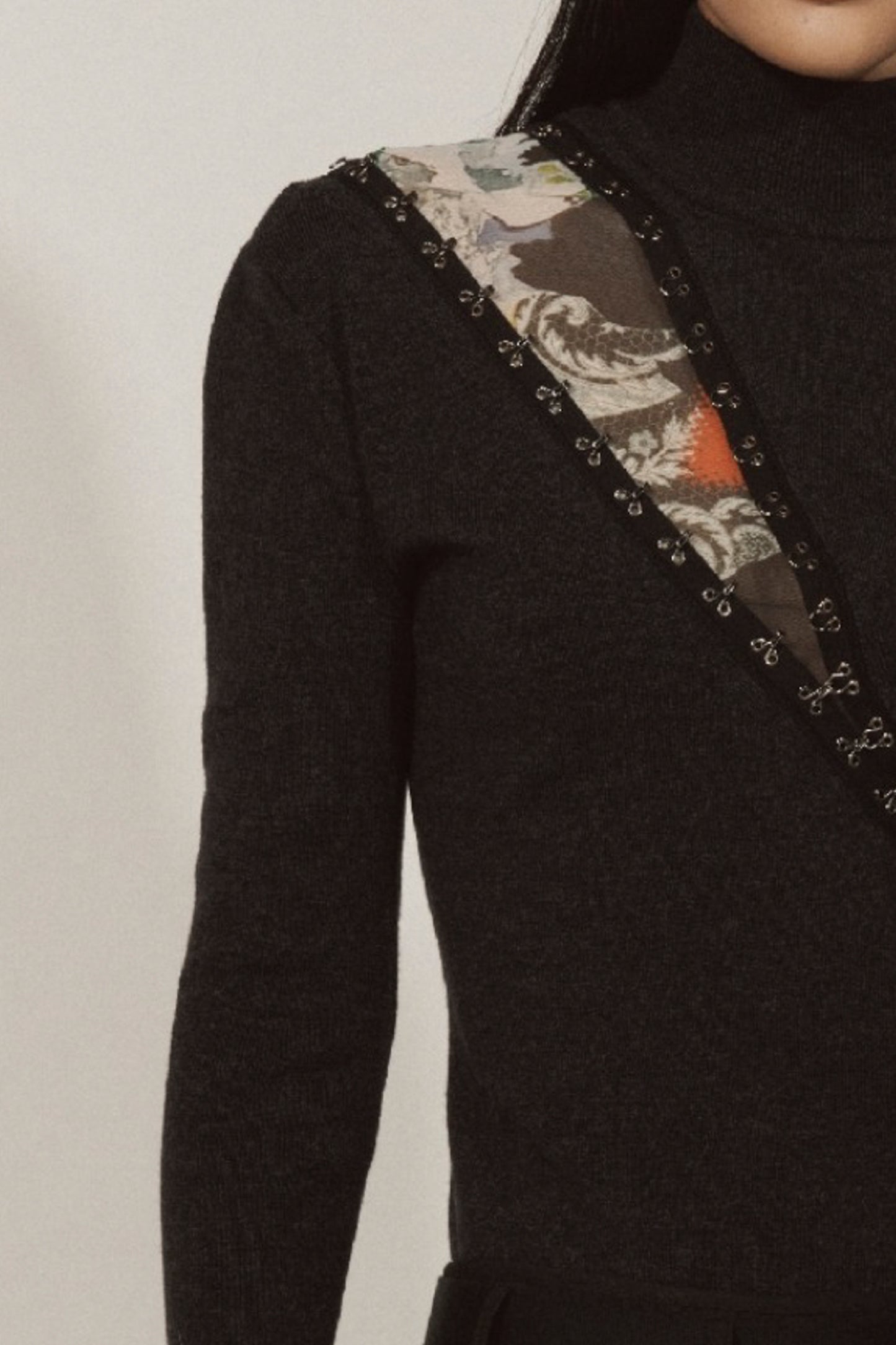 HOOK &amp; EYE TURTLENECK SWEATER