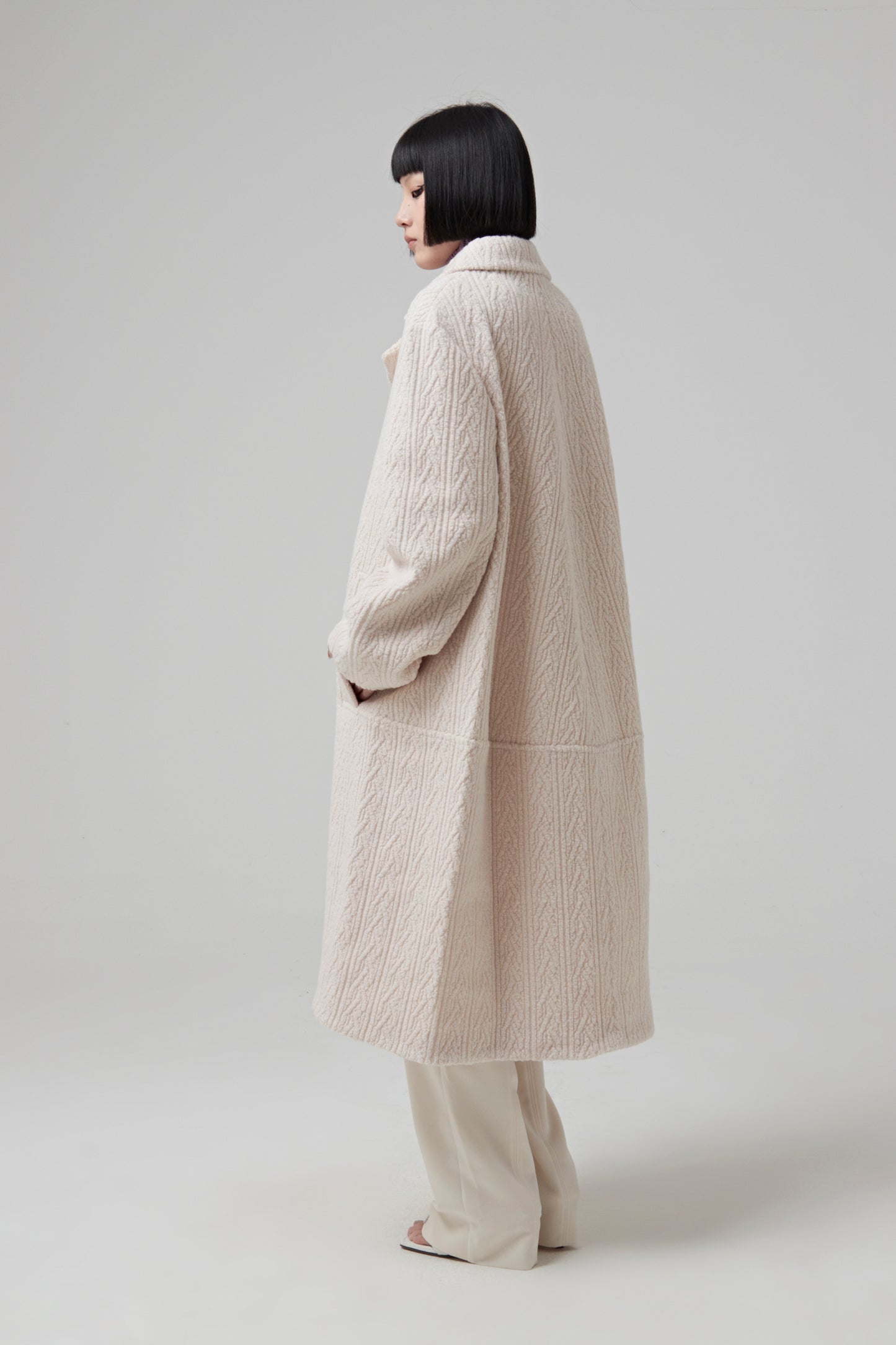 ECRU JACQUARD JERSEY COCOON COAT. BUTTONED ON THE FRONT. FULLY LINED