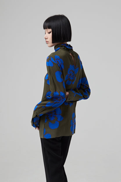 LONG SLEEVES, STAND UP COLLAR TOP IN GRADIENT BLUE FLOWERS PRINTED SILK