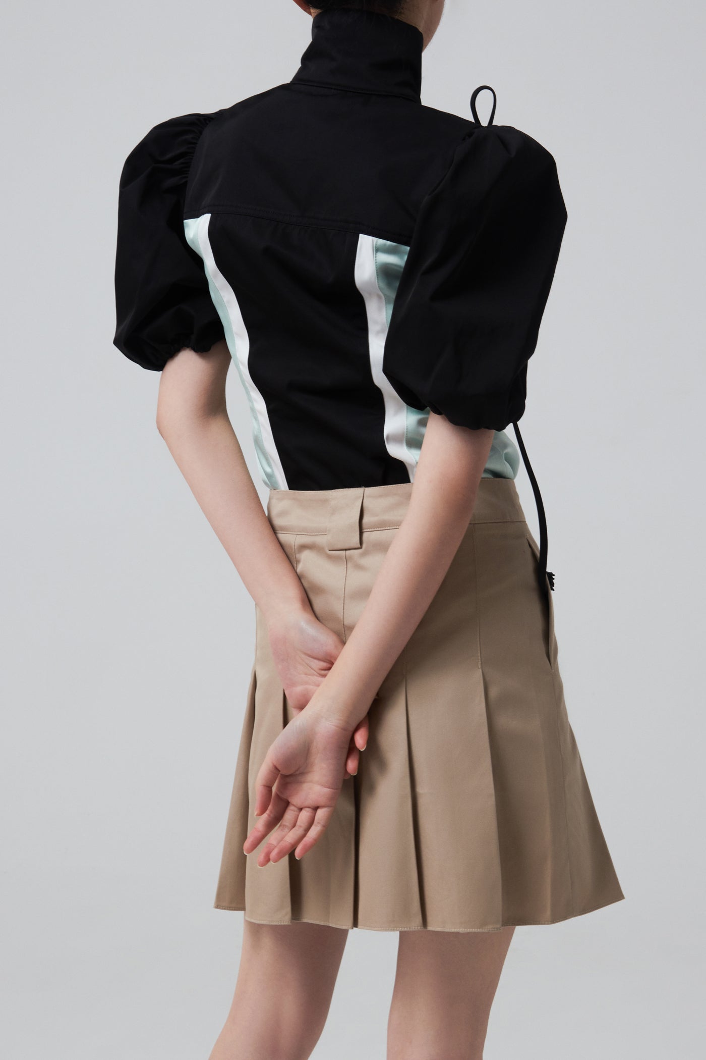 PUFF CUT OUT ZIP-UP TOP