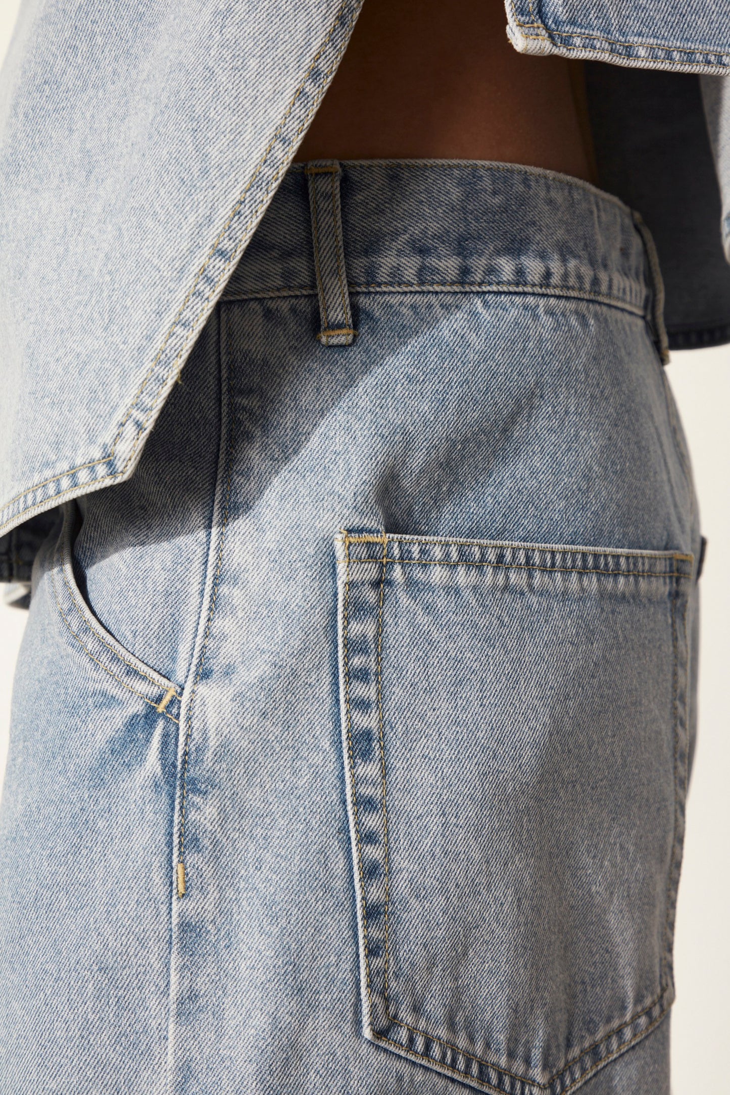 LOOSE FIT STRAIGHT LEG JEANS
