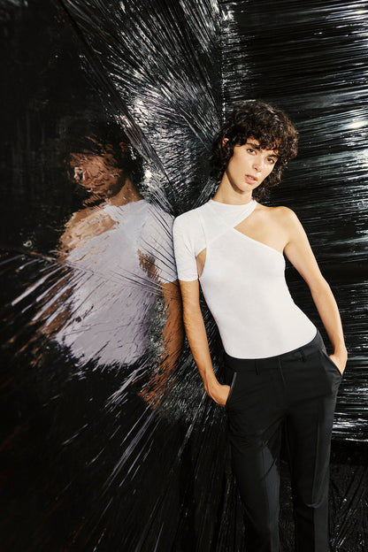 ONE SLEEVE CUT-OUT TEE
