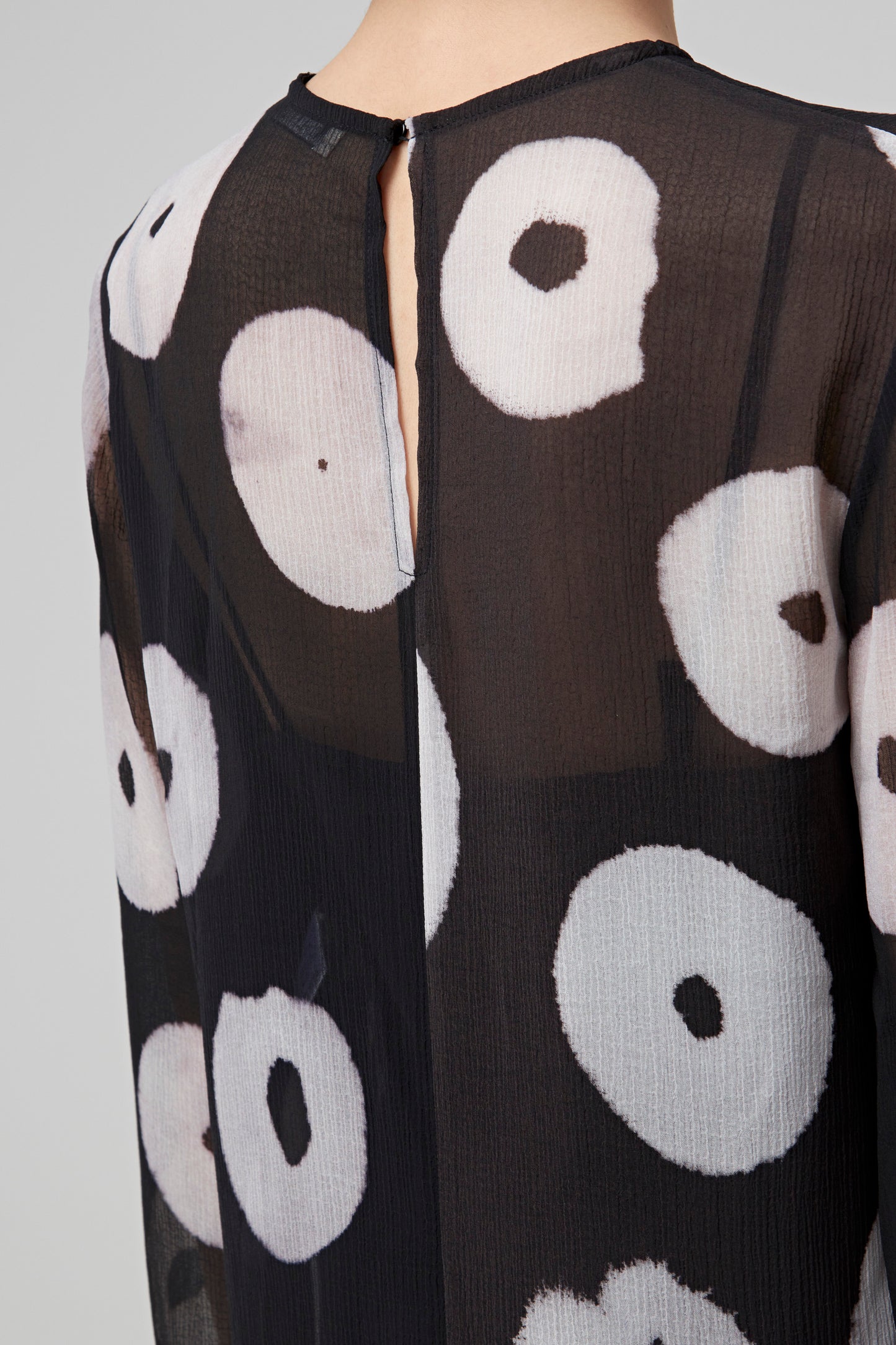 LONG SLEEVES STRAIGHT DRESS IN PRINTED CREPON