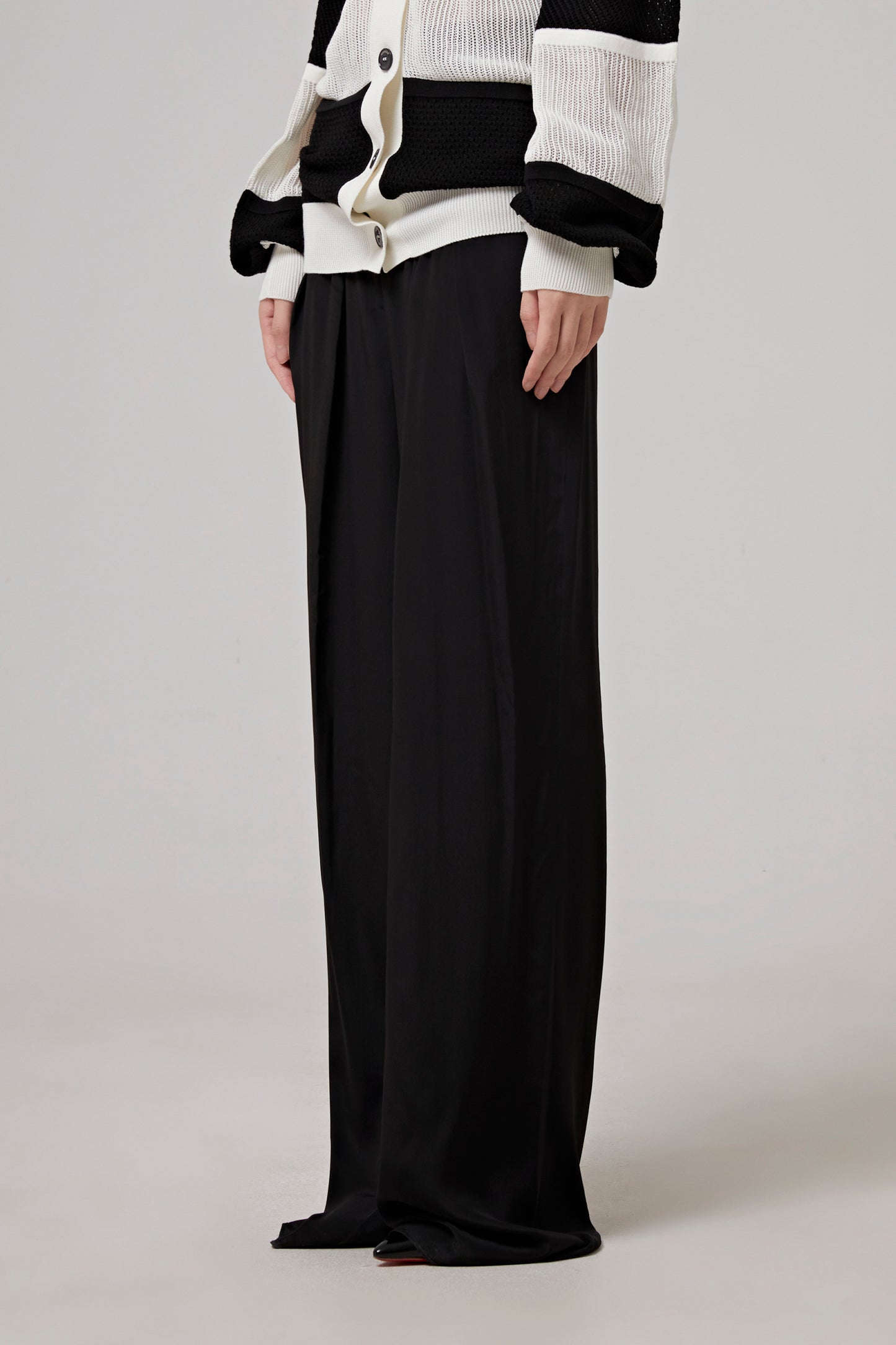 MID WAISTED STRAIGHT LEG PANTS